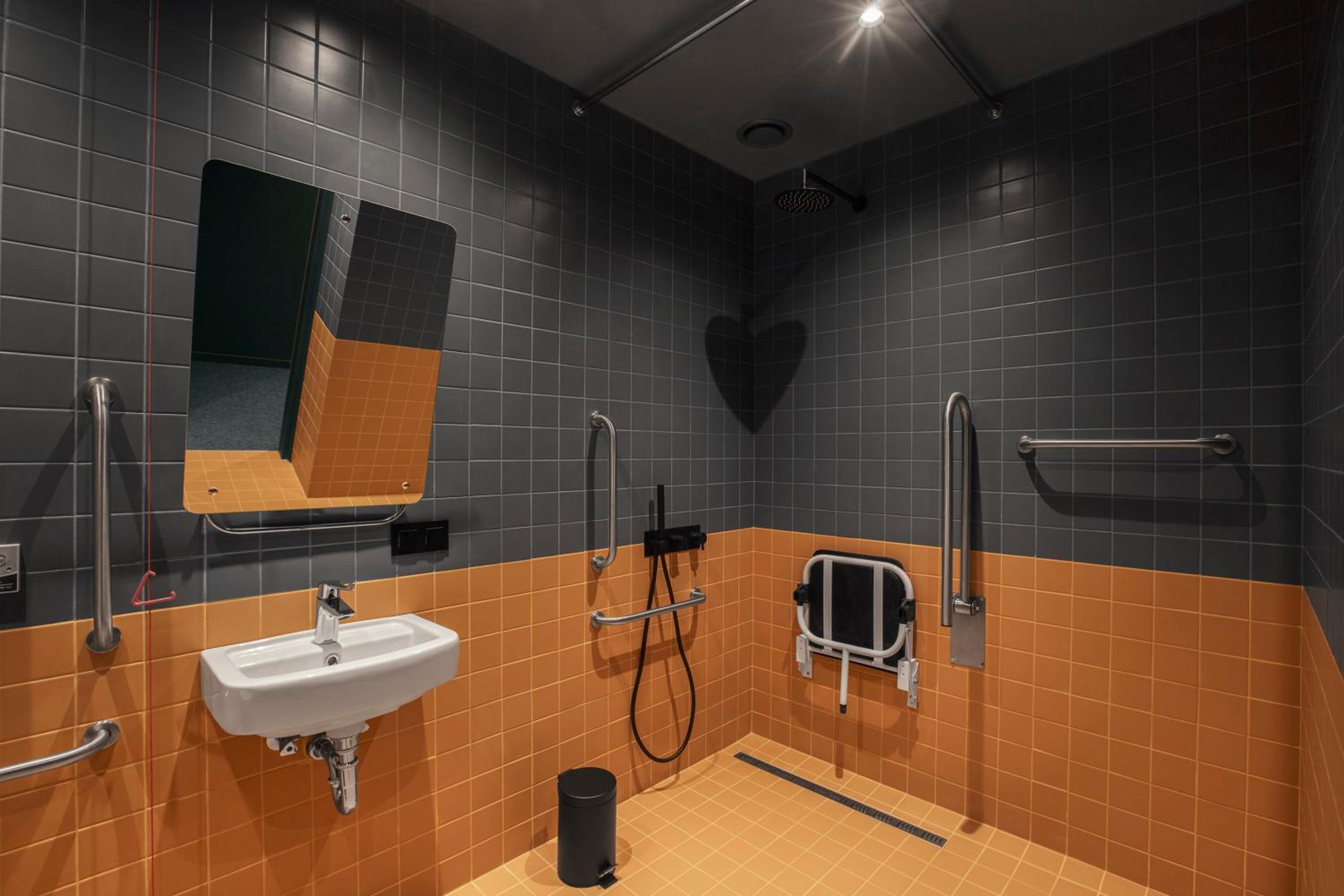 Twin Room - Disability Access - Photo 4