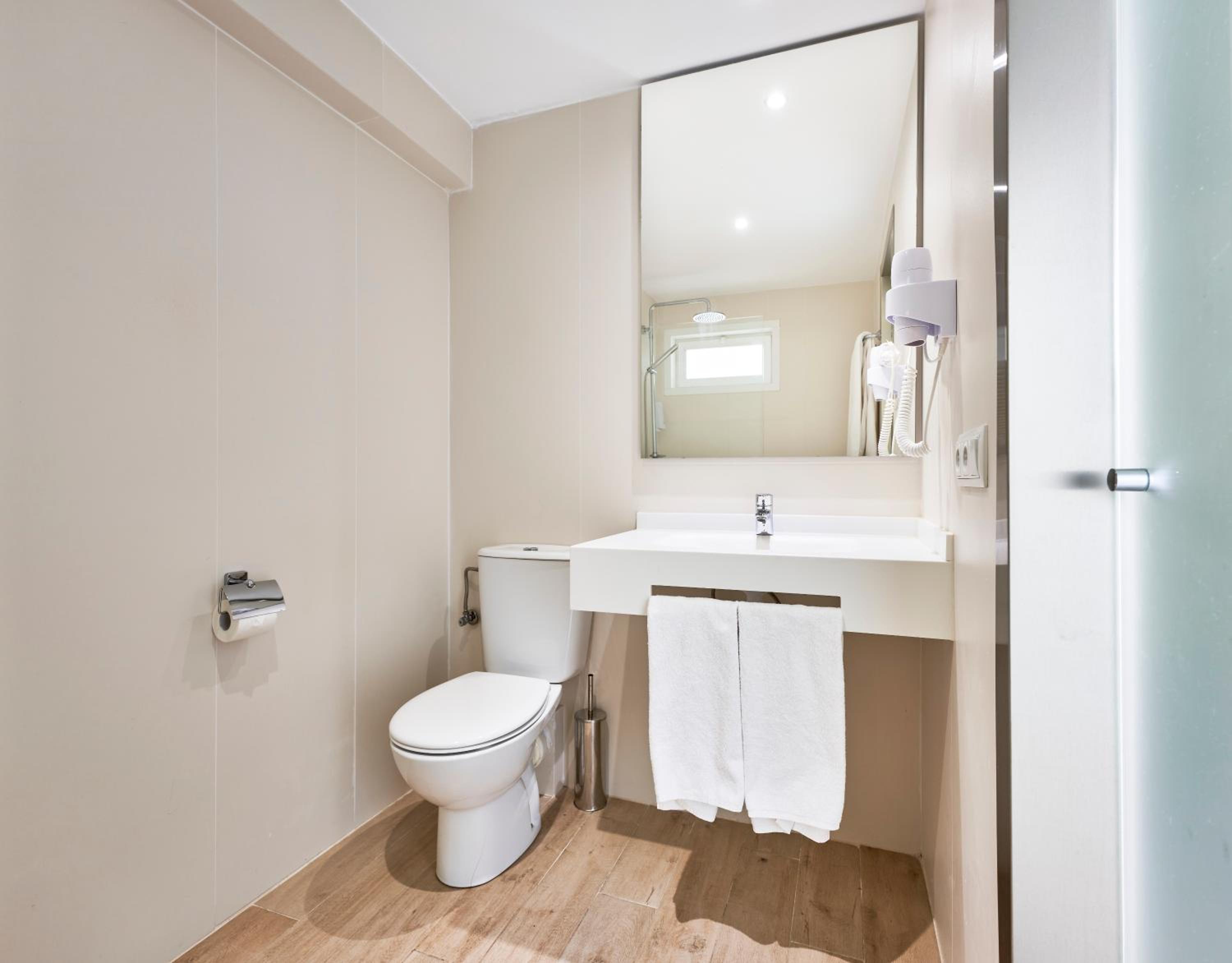 Double or Twin Room - Photo 5