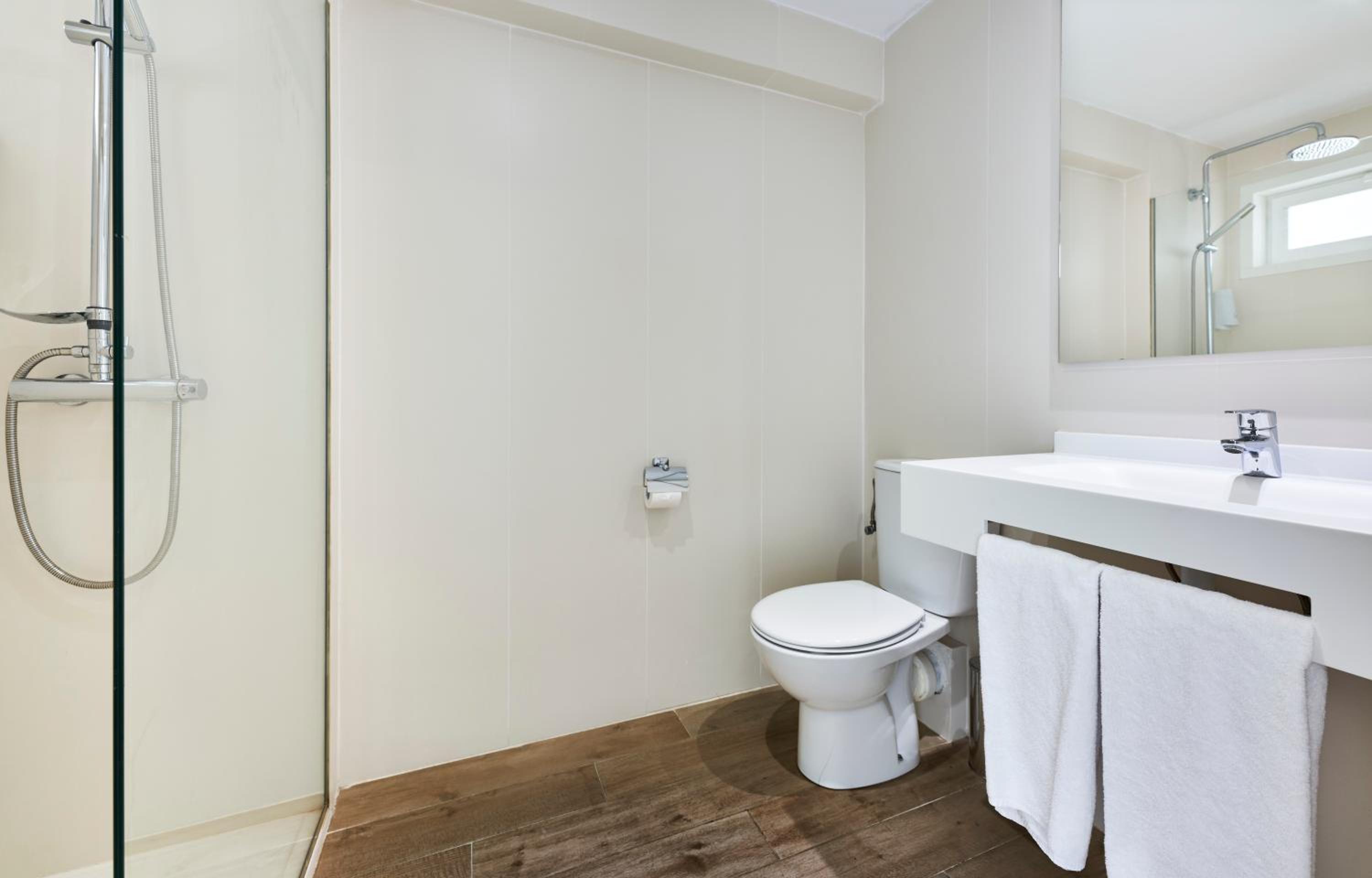 Double or Twin Room - Photo 6
