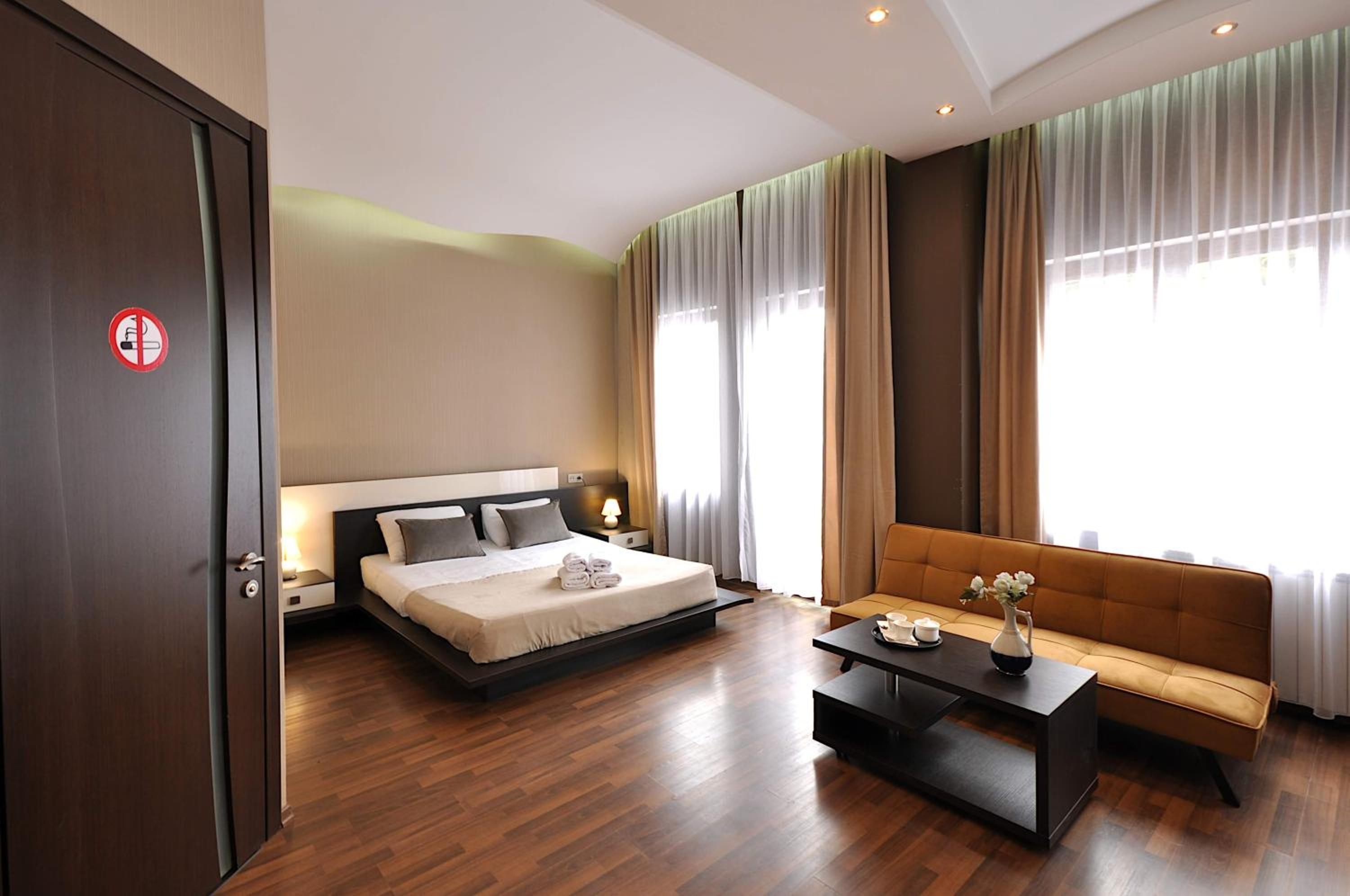 King Suite with Spa Bath - Photo 8