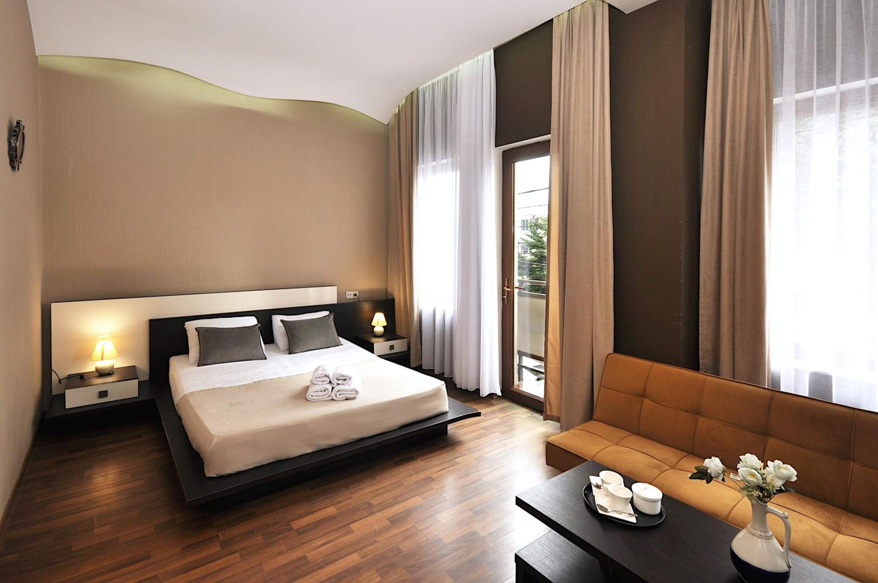 King Suite with Spa Bath - Photo 1