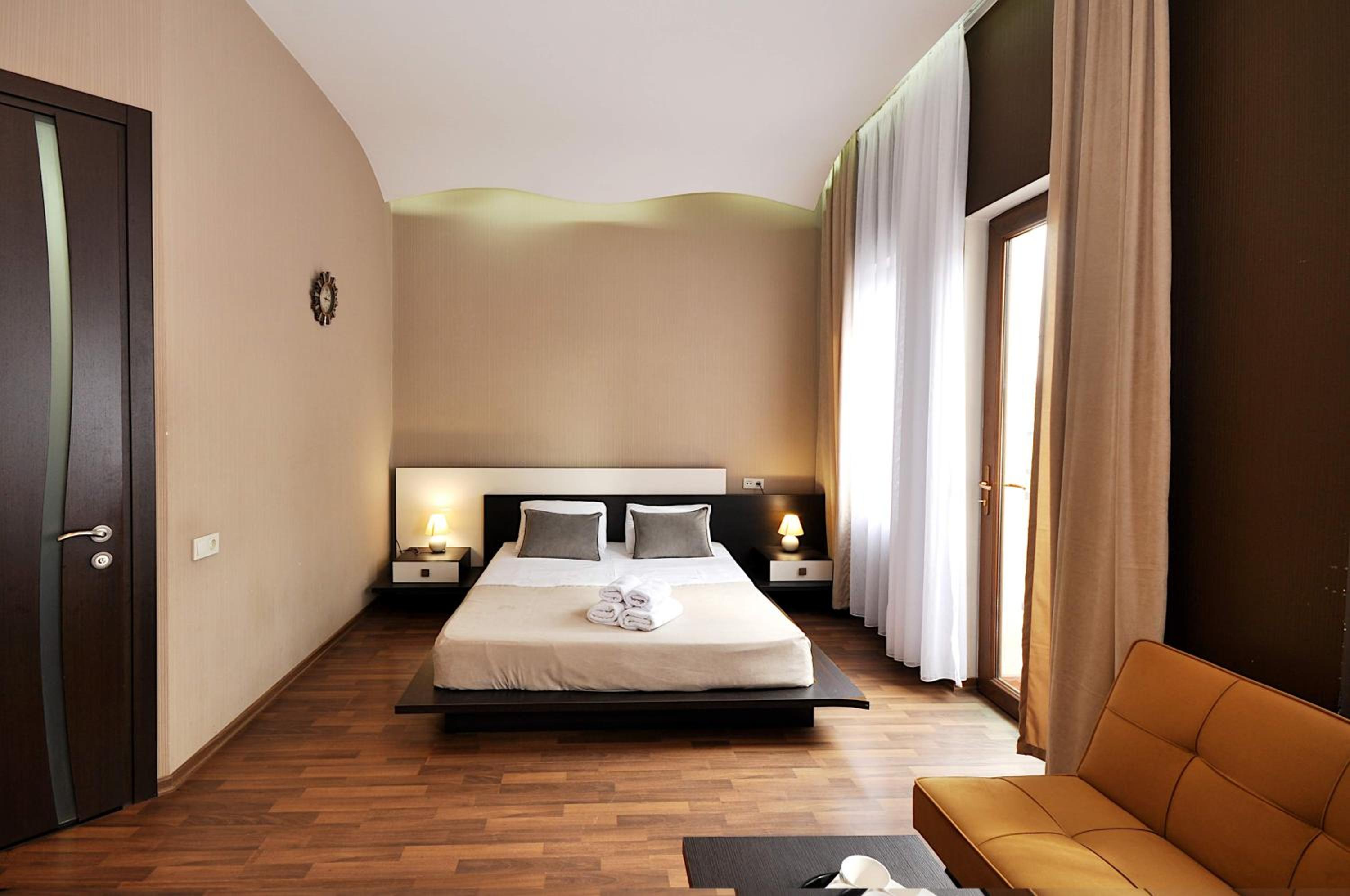 King Suite with Spa Bath - Photo 6