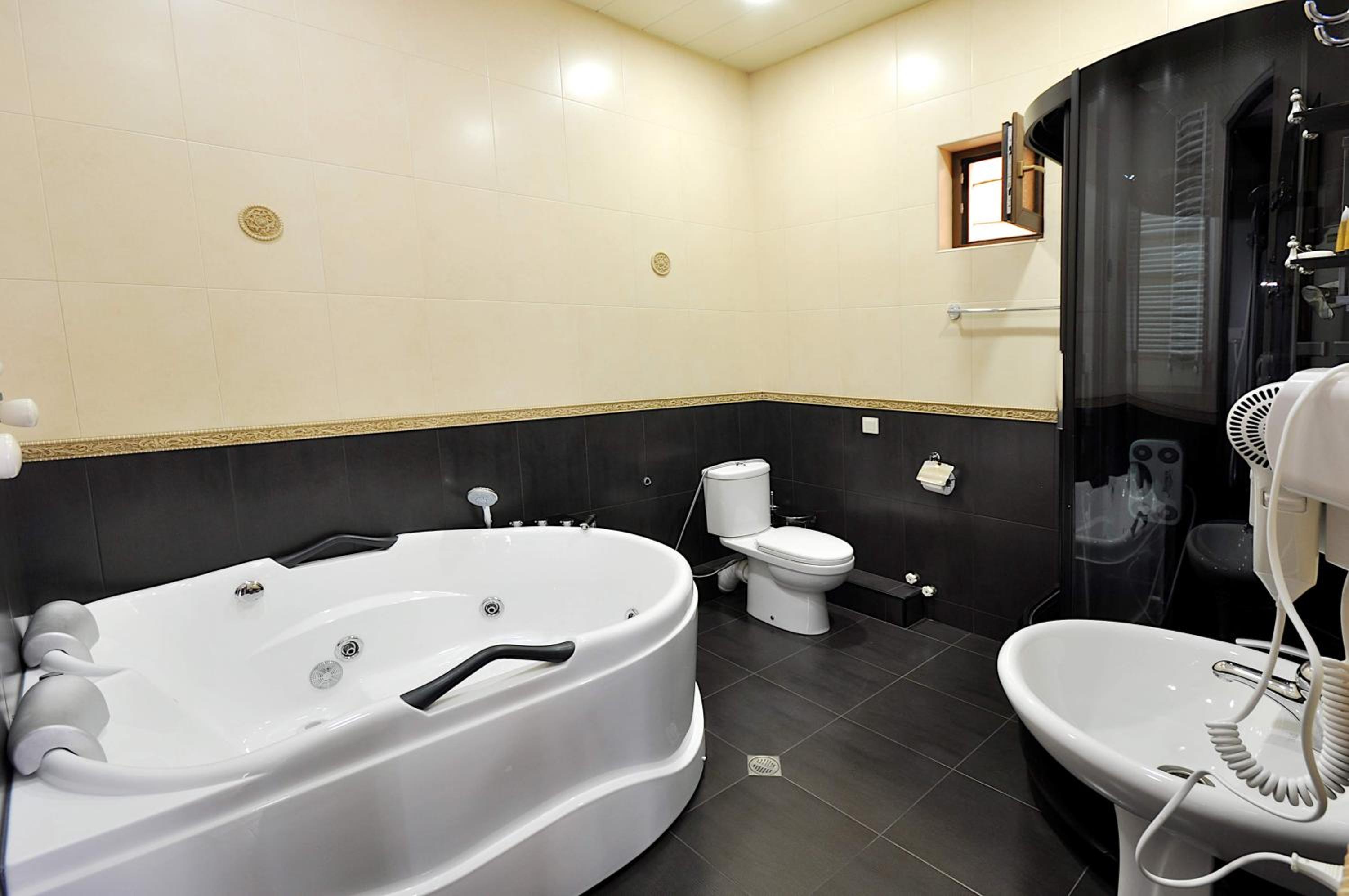 King Suite with Spa Bath - Photo 5