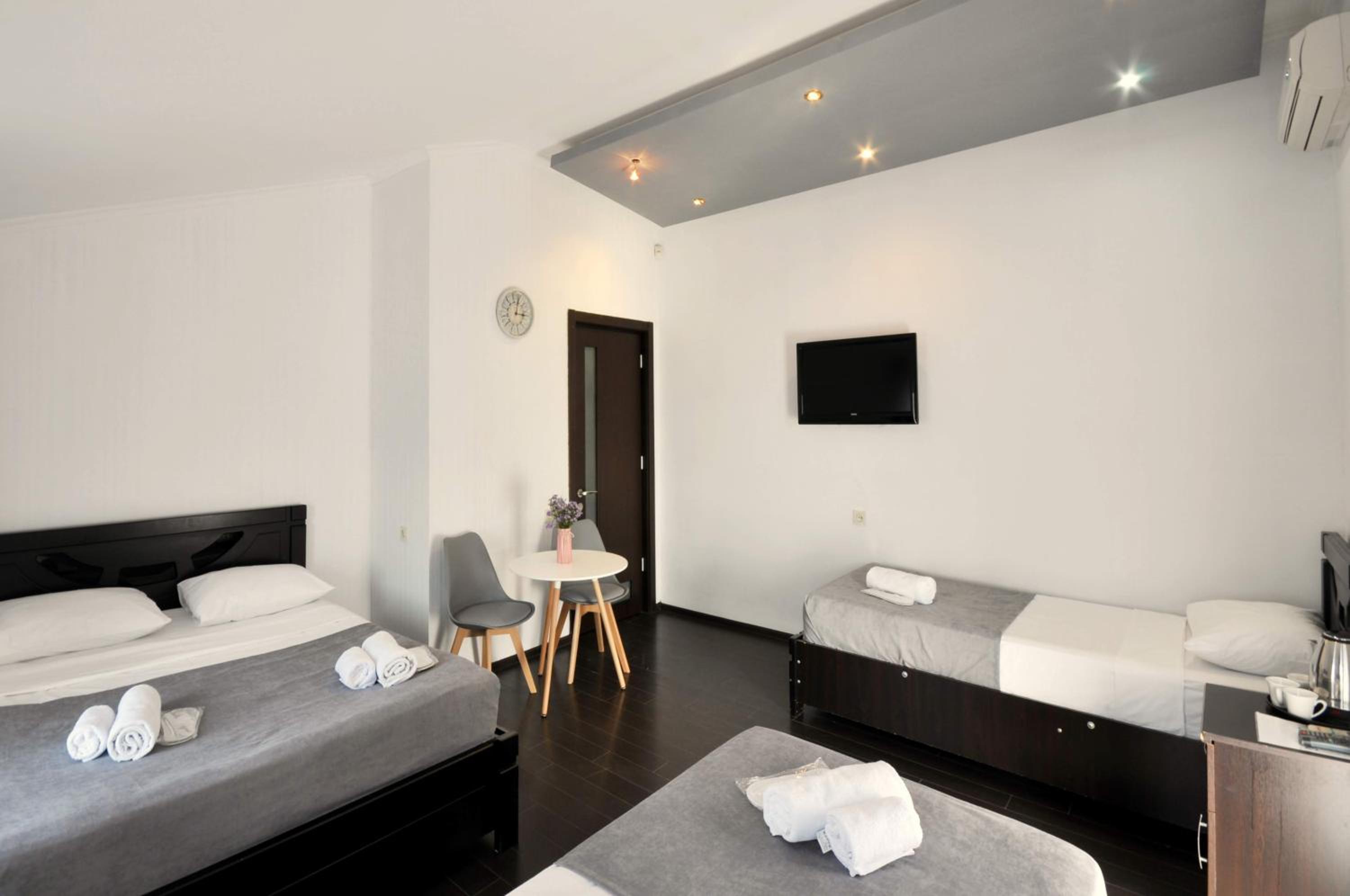 Quadruple Room with Balcony - Photo 6