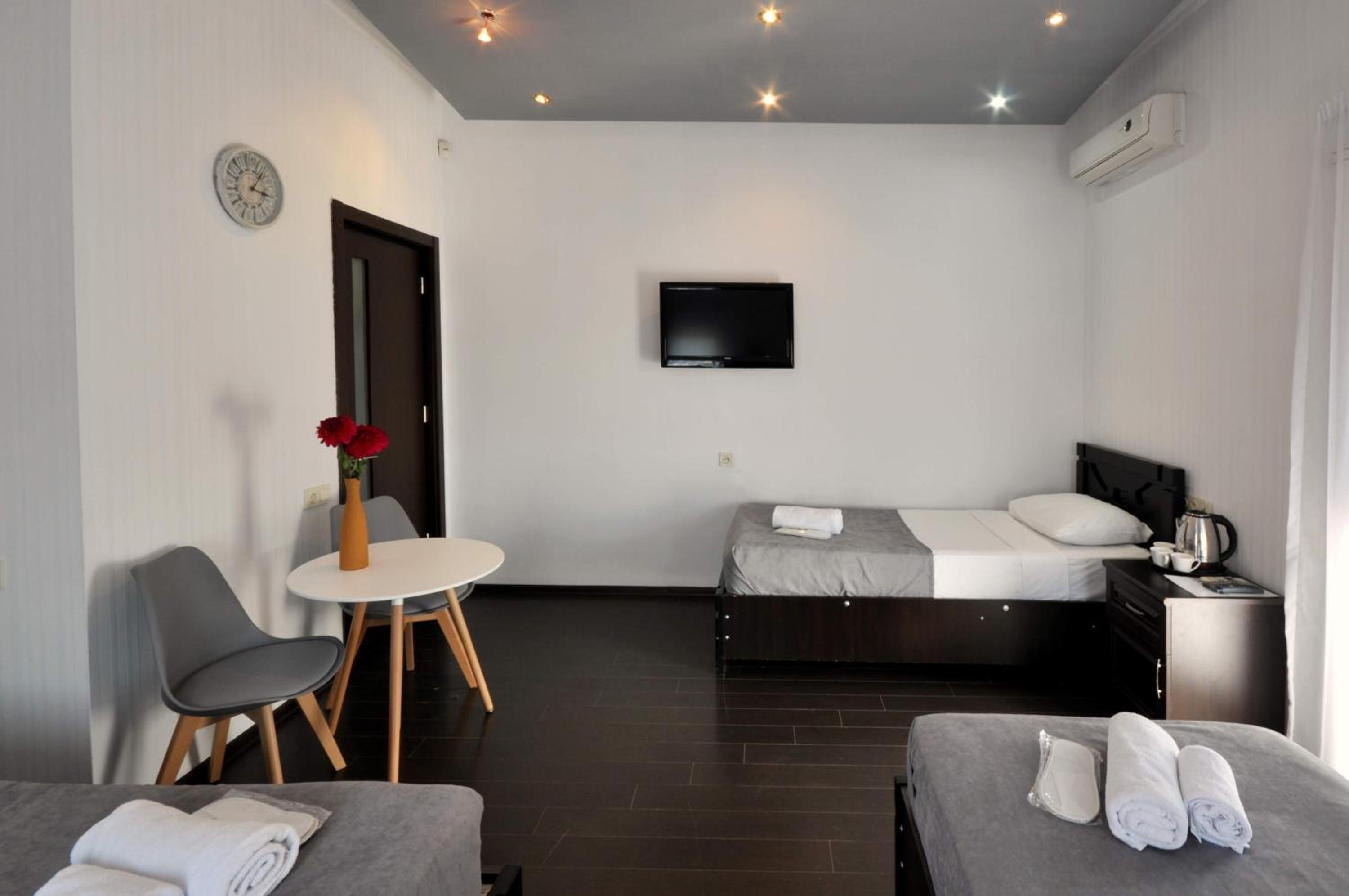 Quadruple Room with Balcony - Photo 5