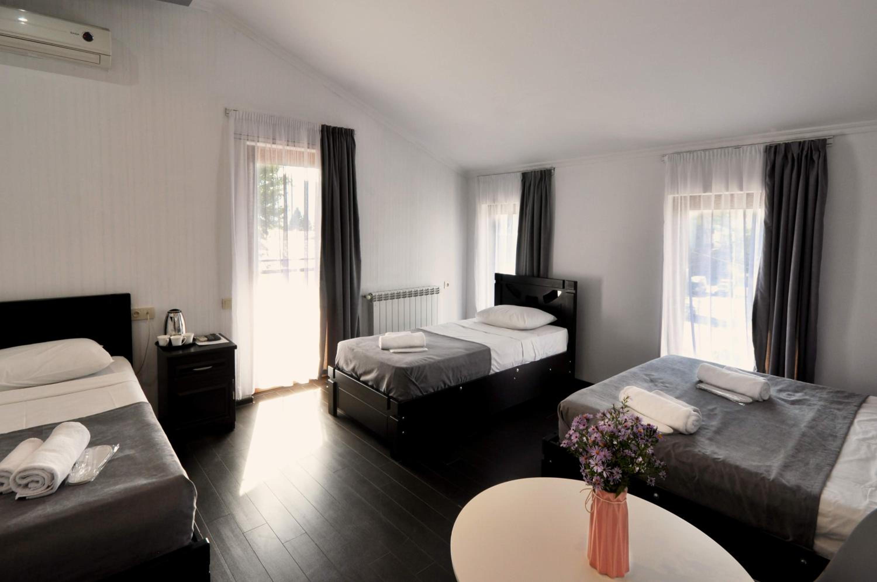 Quadruple Room with Balcony - Photo 7