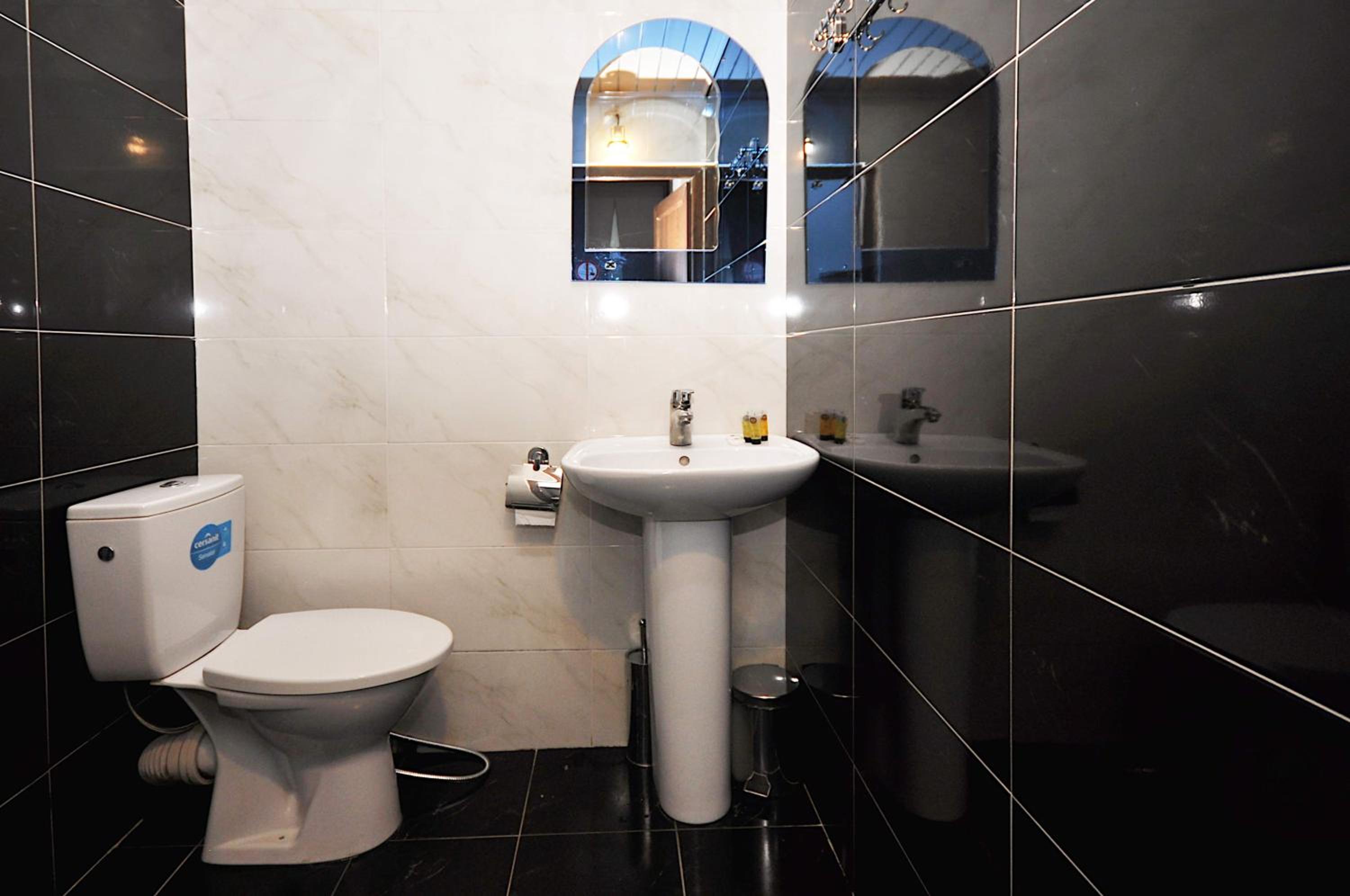 Standard Double or Twin Room with Balcony - Photo 5