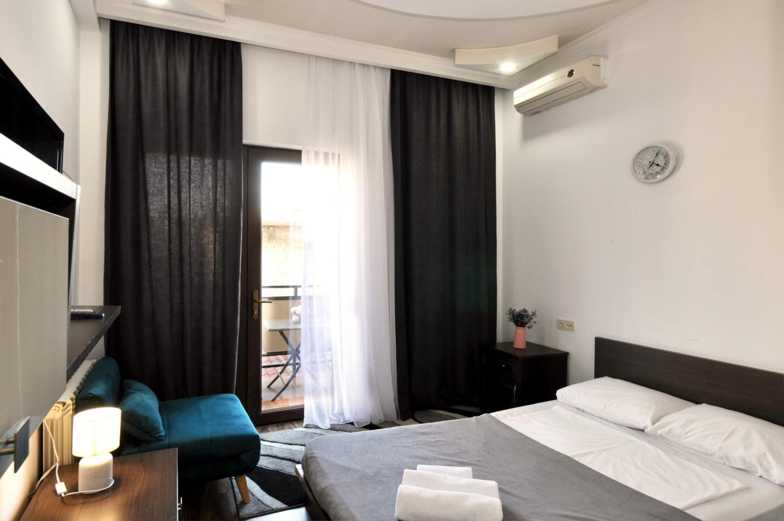 Standard Double or Twin Room with Balcony - Photo 9