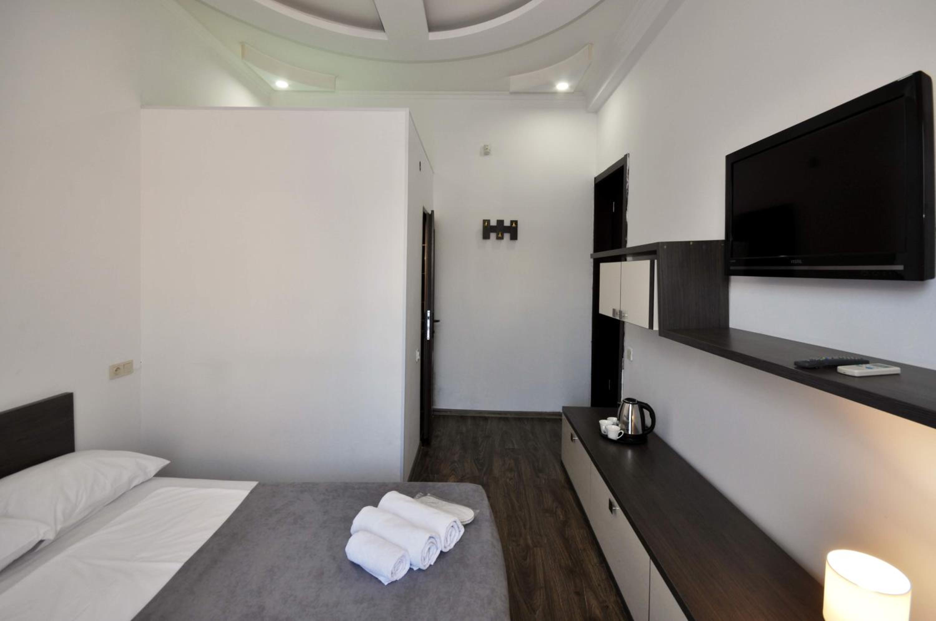 Standard Double or Twin Room with Balcony - Photo 3