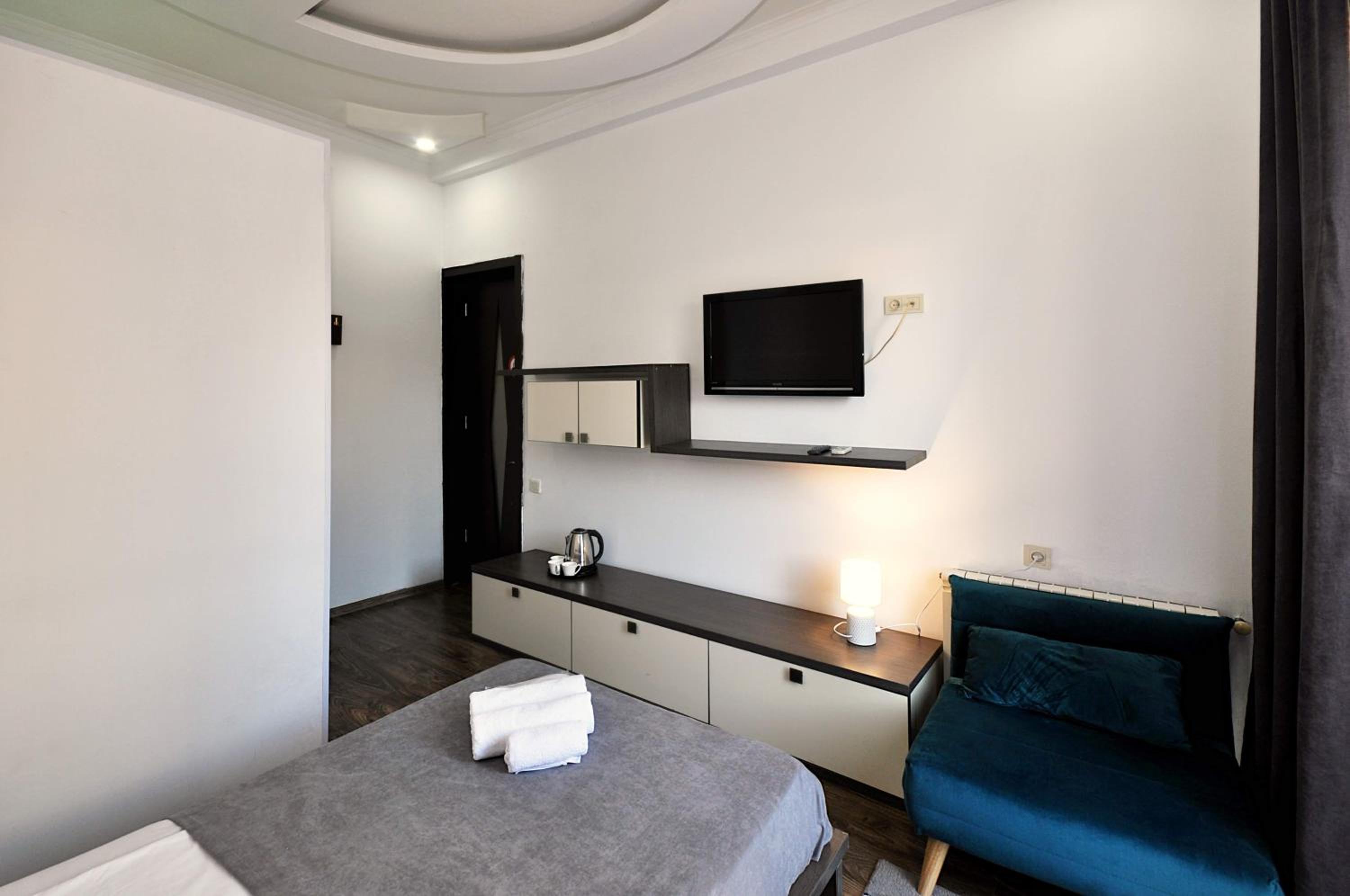 Standard Double or Twin Room with Balcony - Photo 10