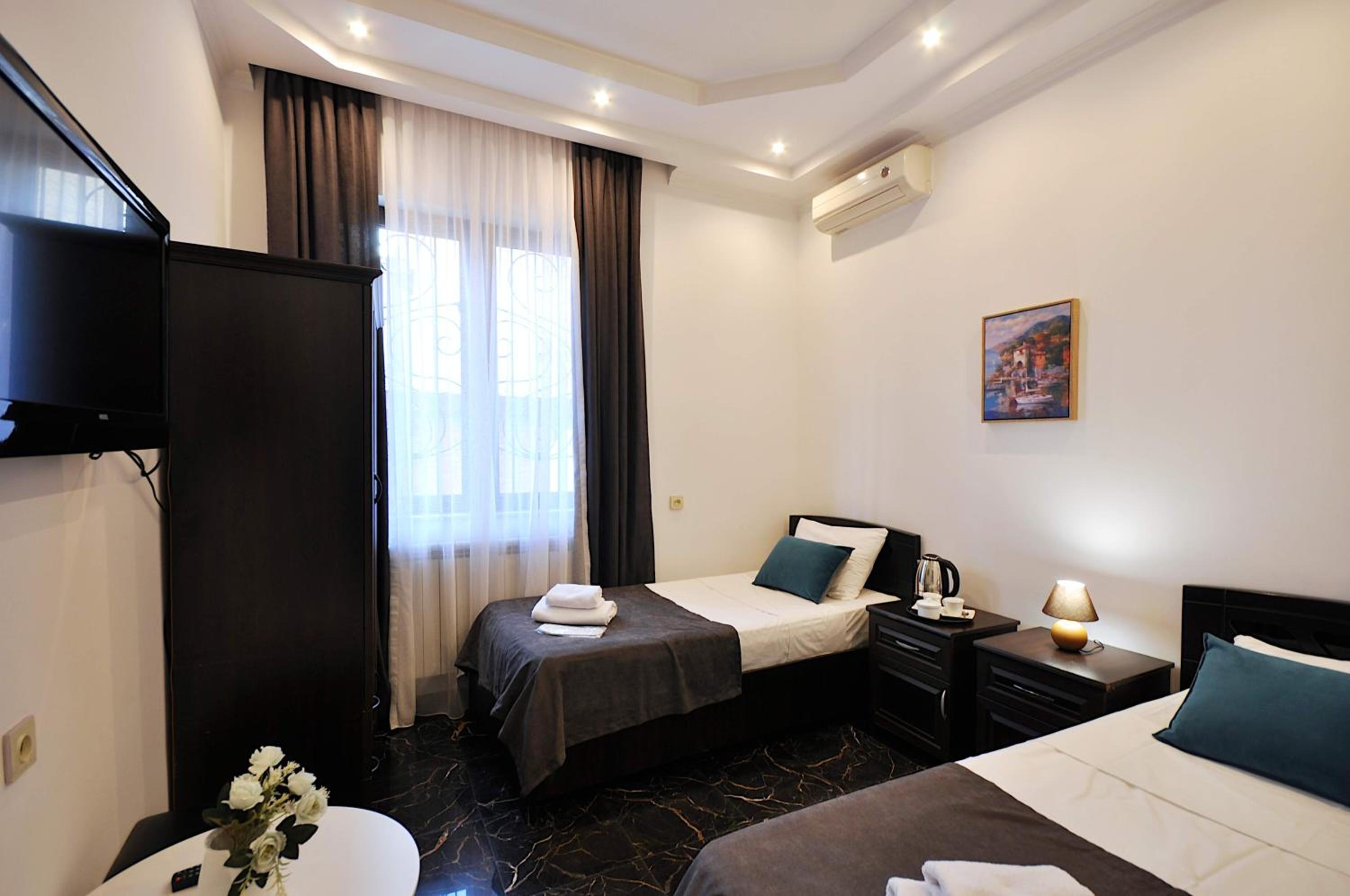 Small Twin Room - Photo 4
