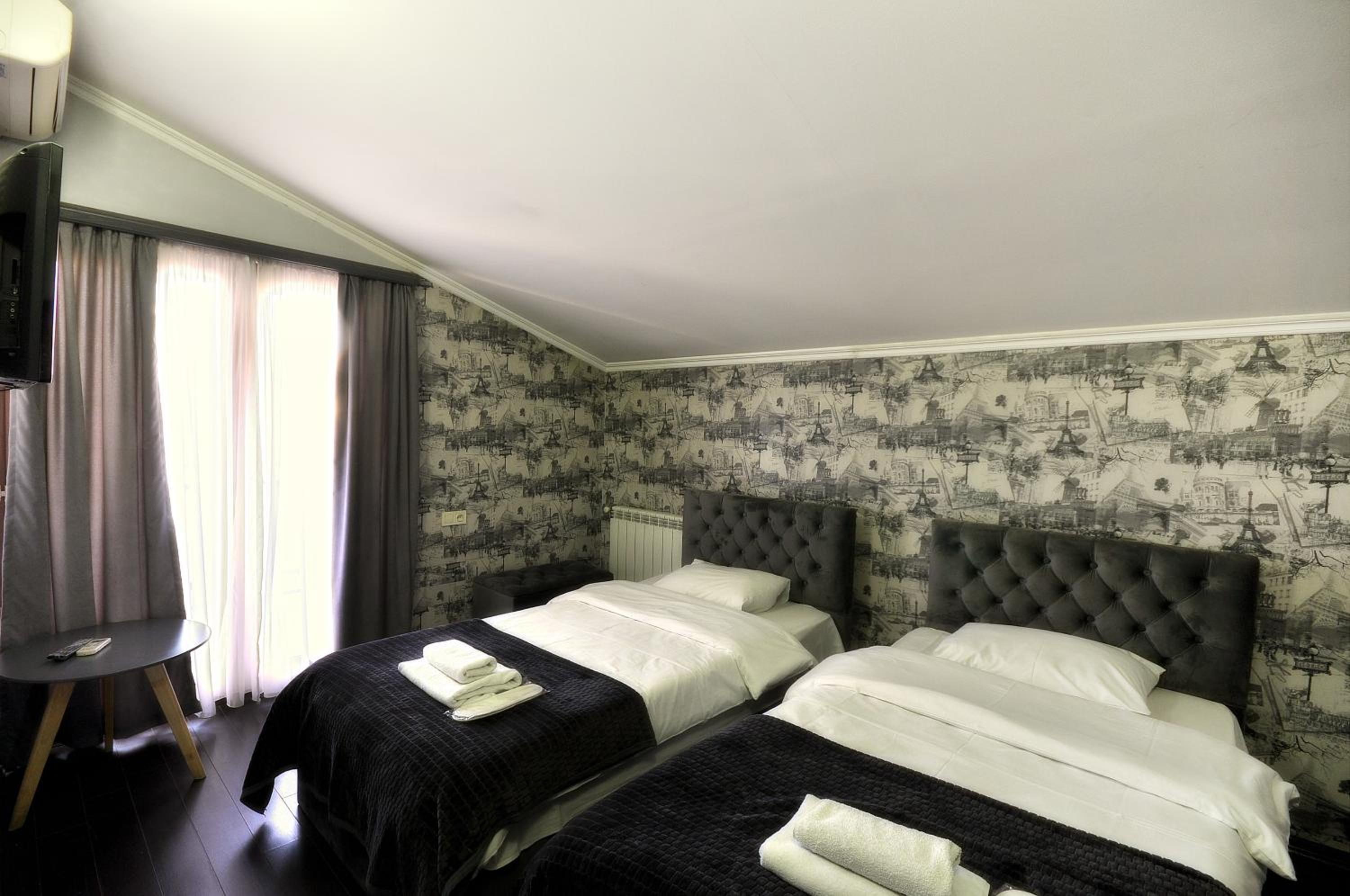 Standard Double or Twin Room with Balcony - Photo 12