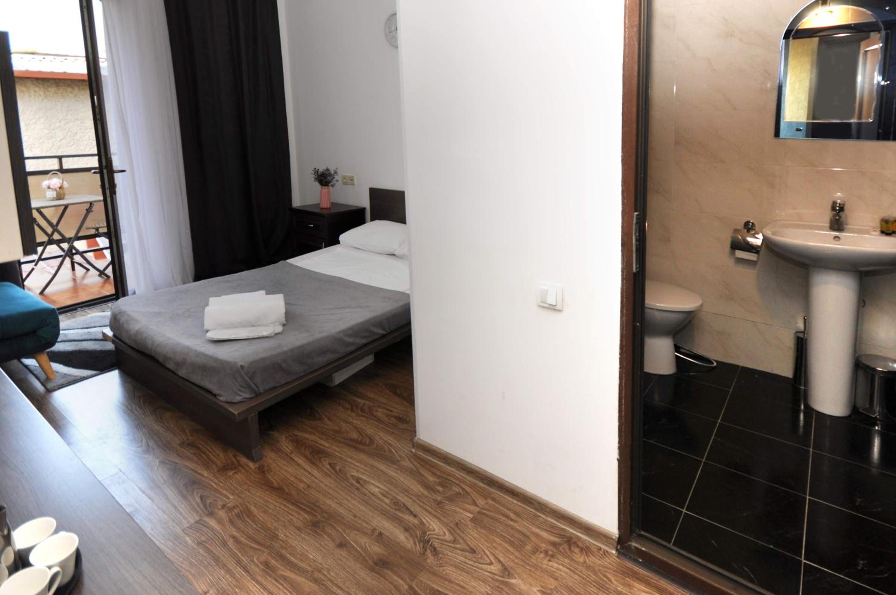 Standard Double or Twin Room with Balcony - Photo 4
