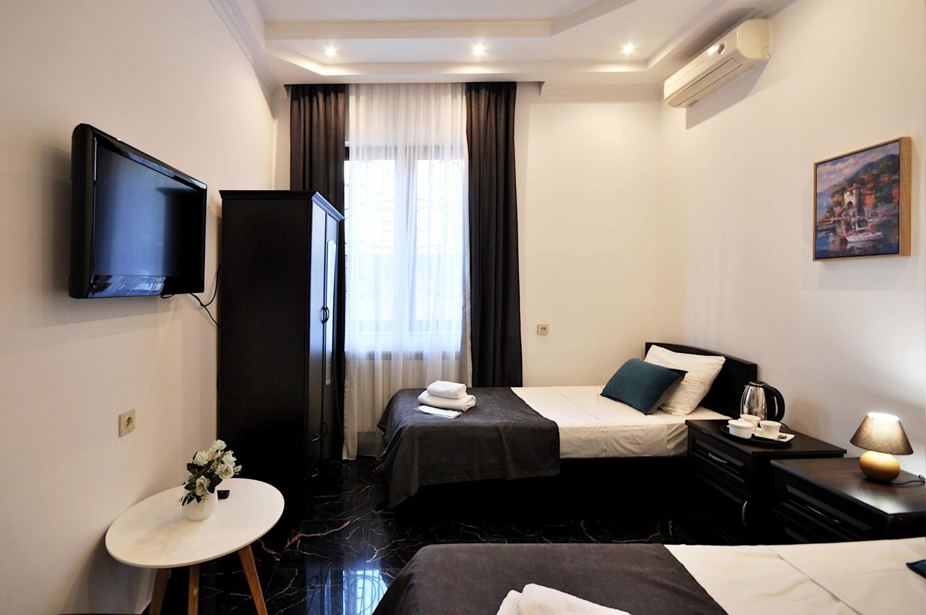 Small Twin Room - Photo 8