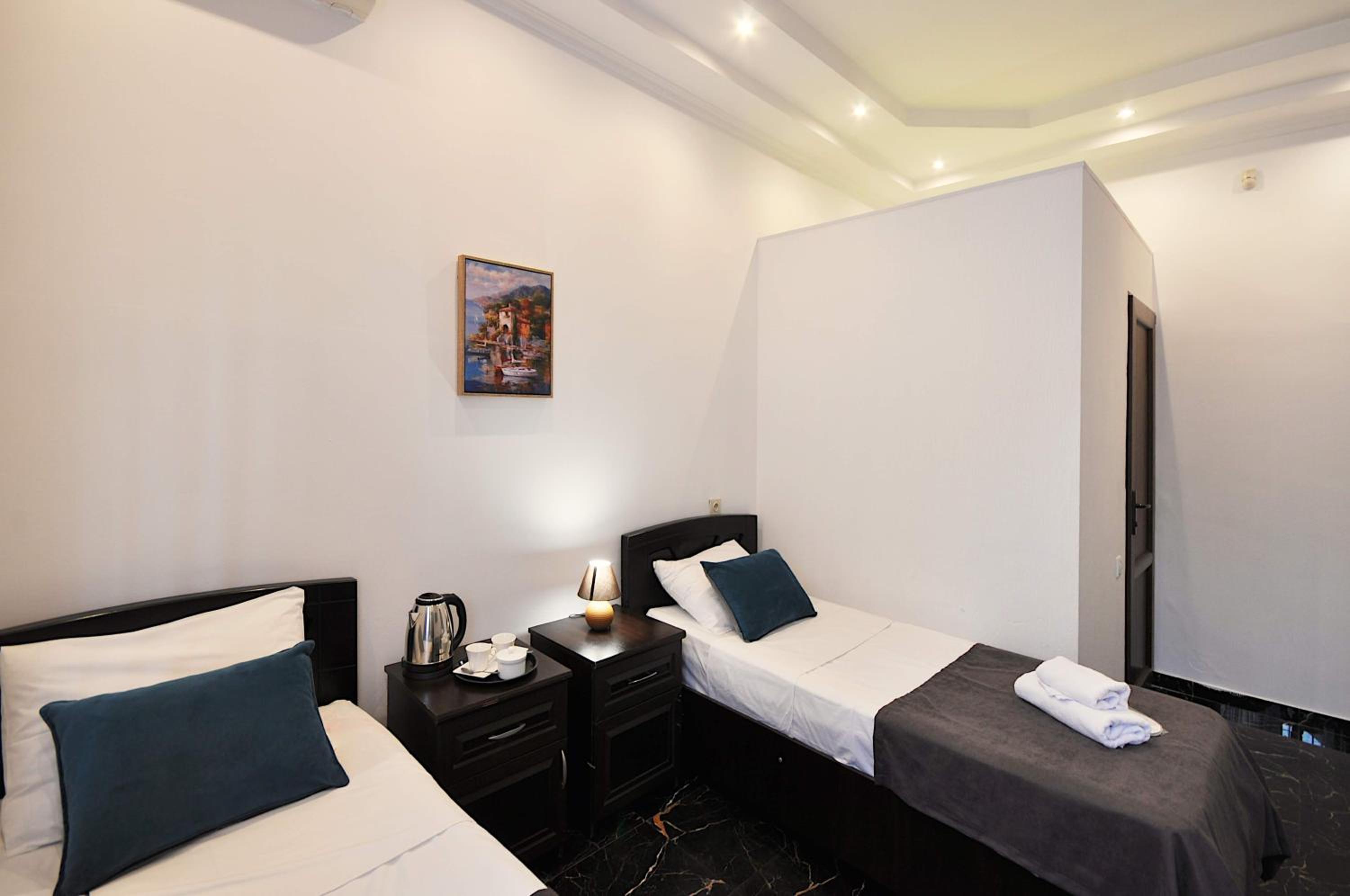 Small Twin Room - Photo 6