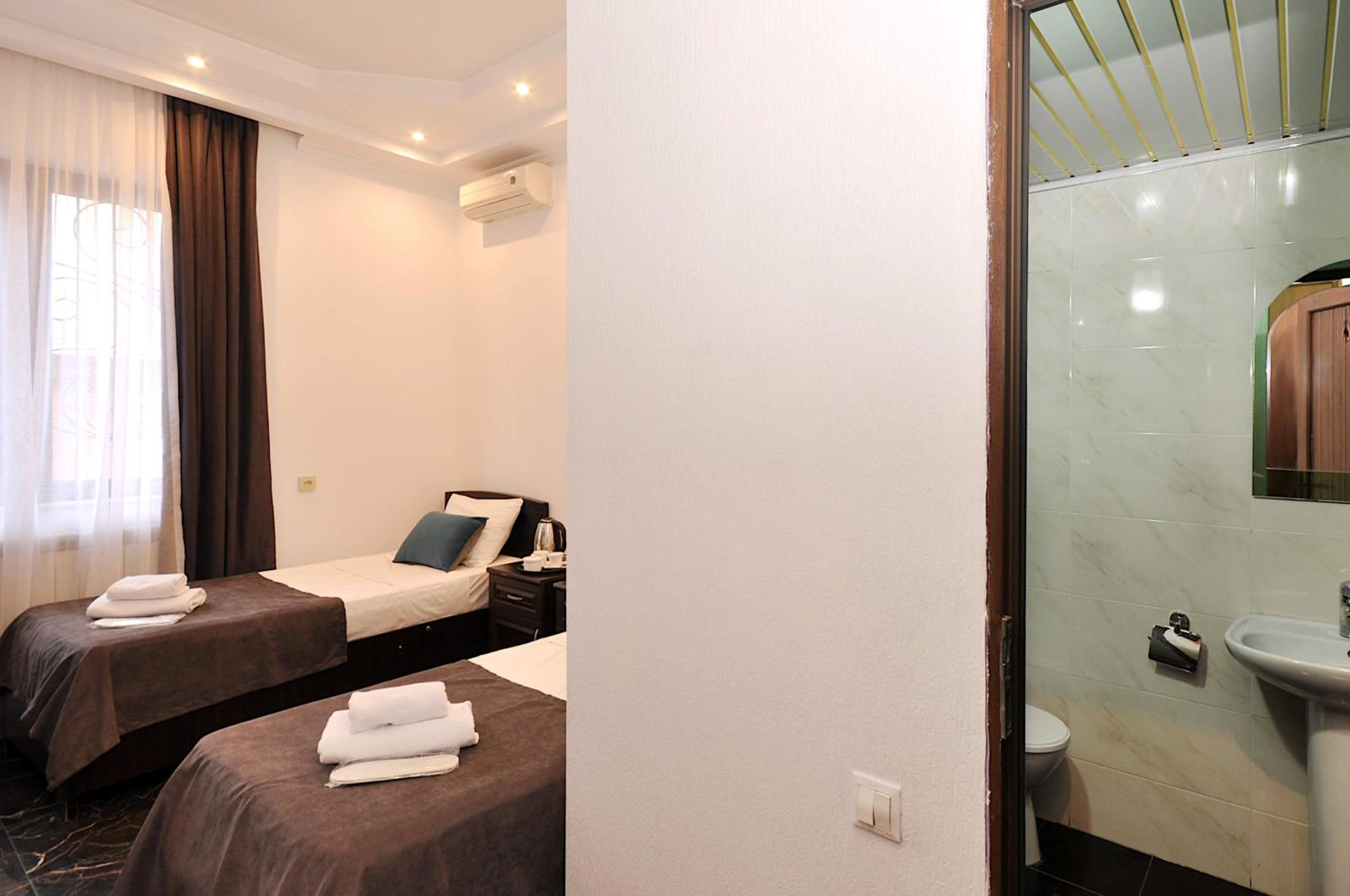 Small Twin Room - Photo 10