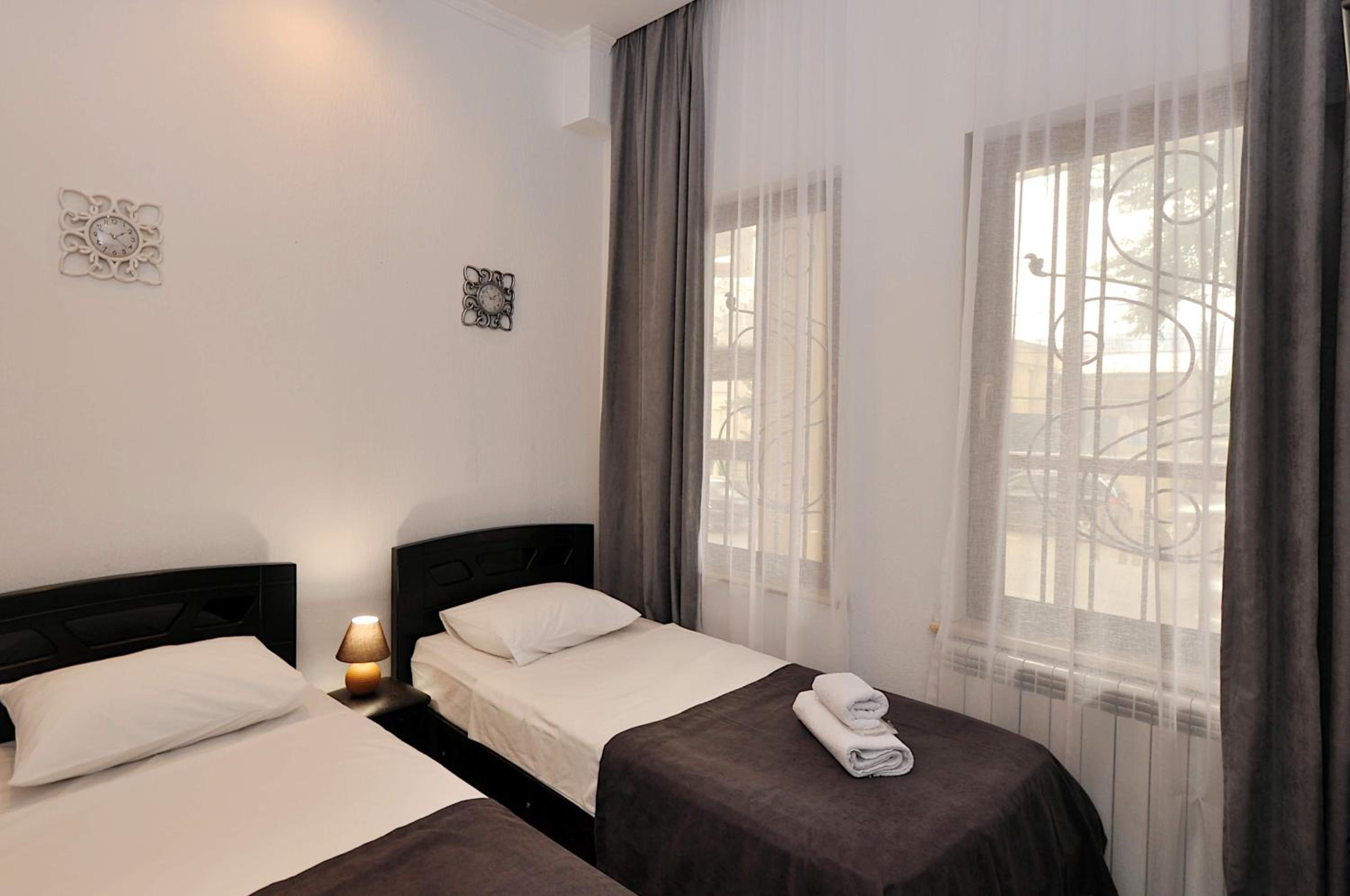 Small Twin Room - Photo 9