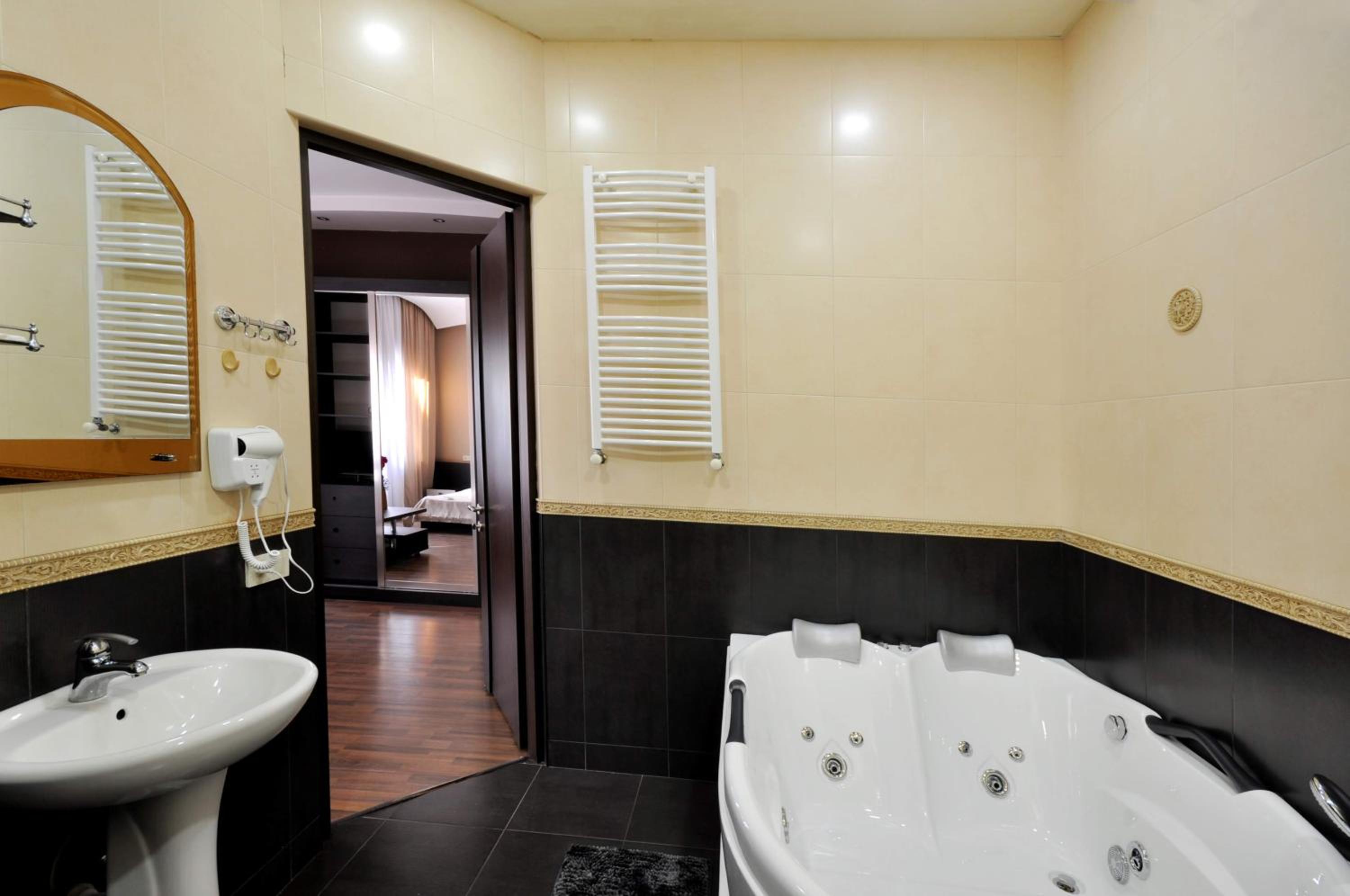 King Suite with Spa Bath - Photo 7