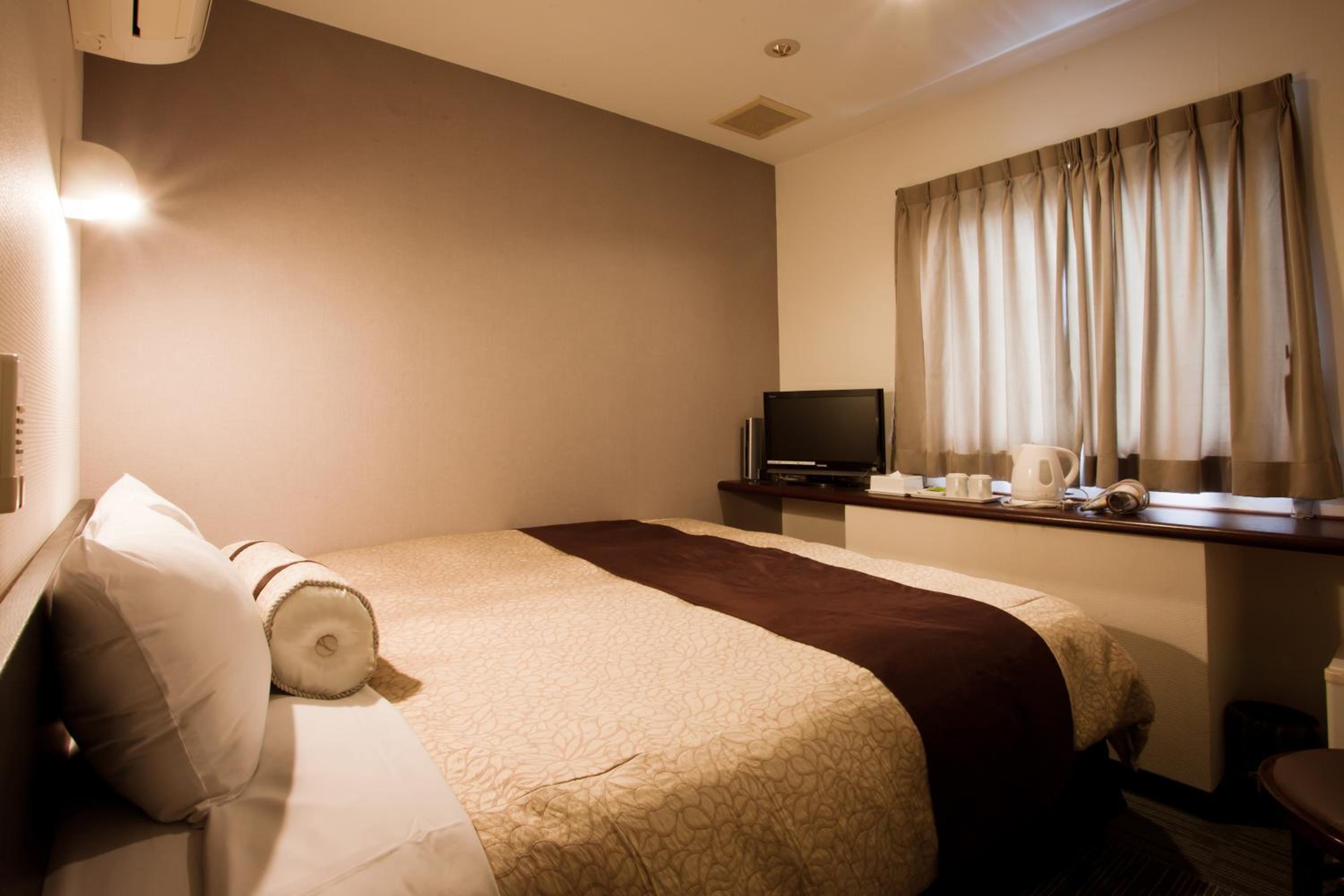 Double Room - Non-Smoking  - Photo 8