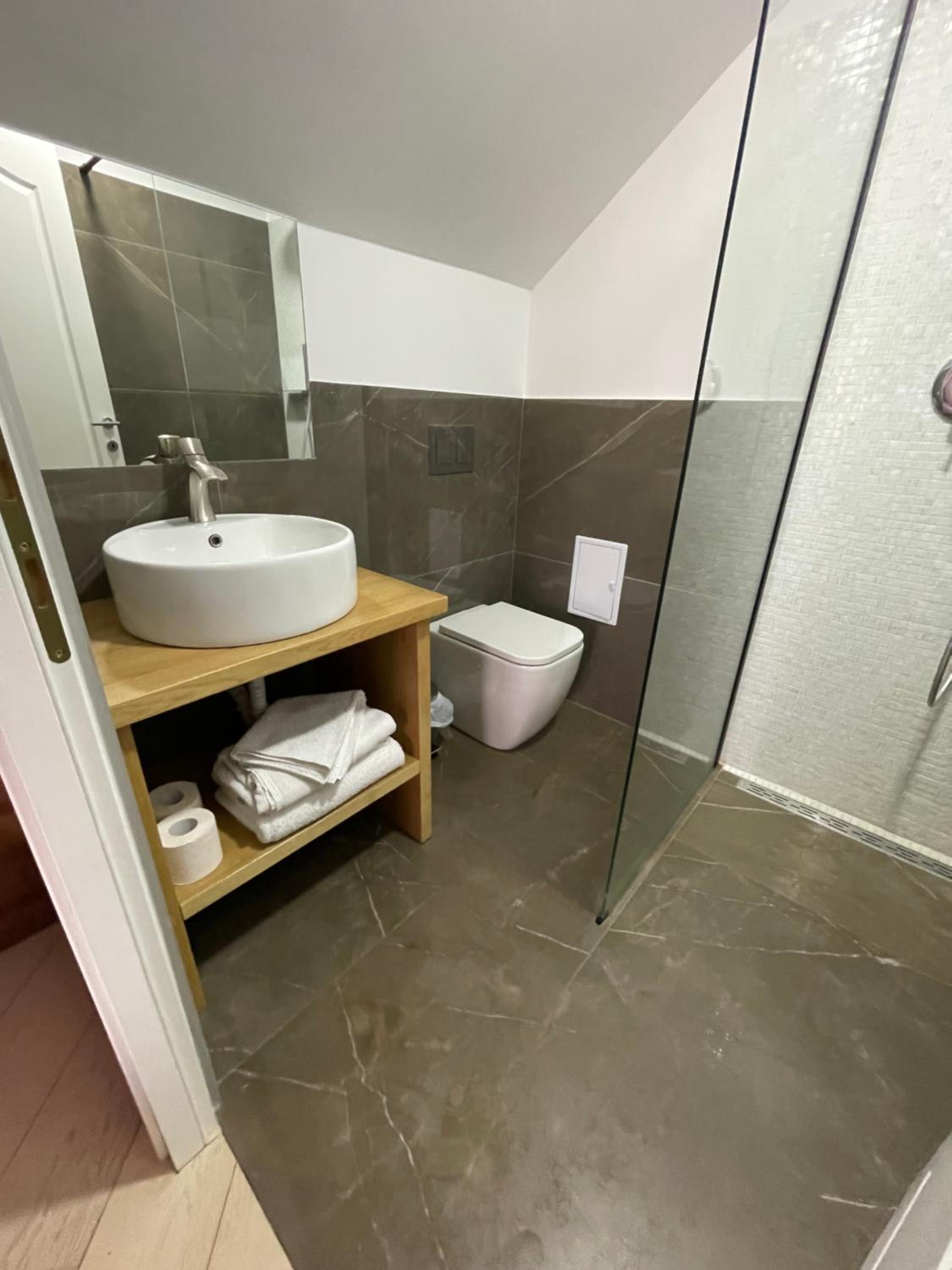 Family Room with Private Bathroom photo 3