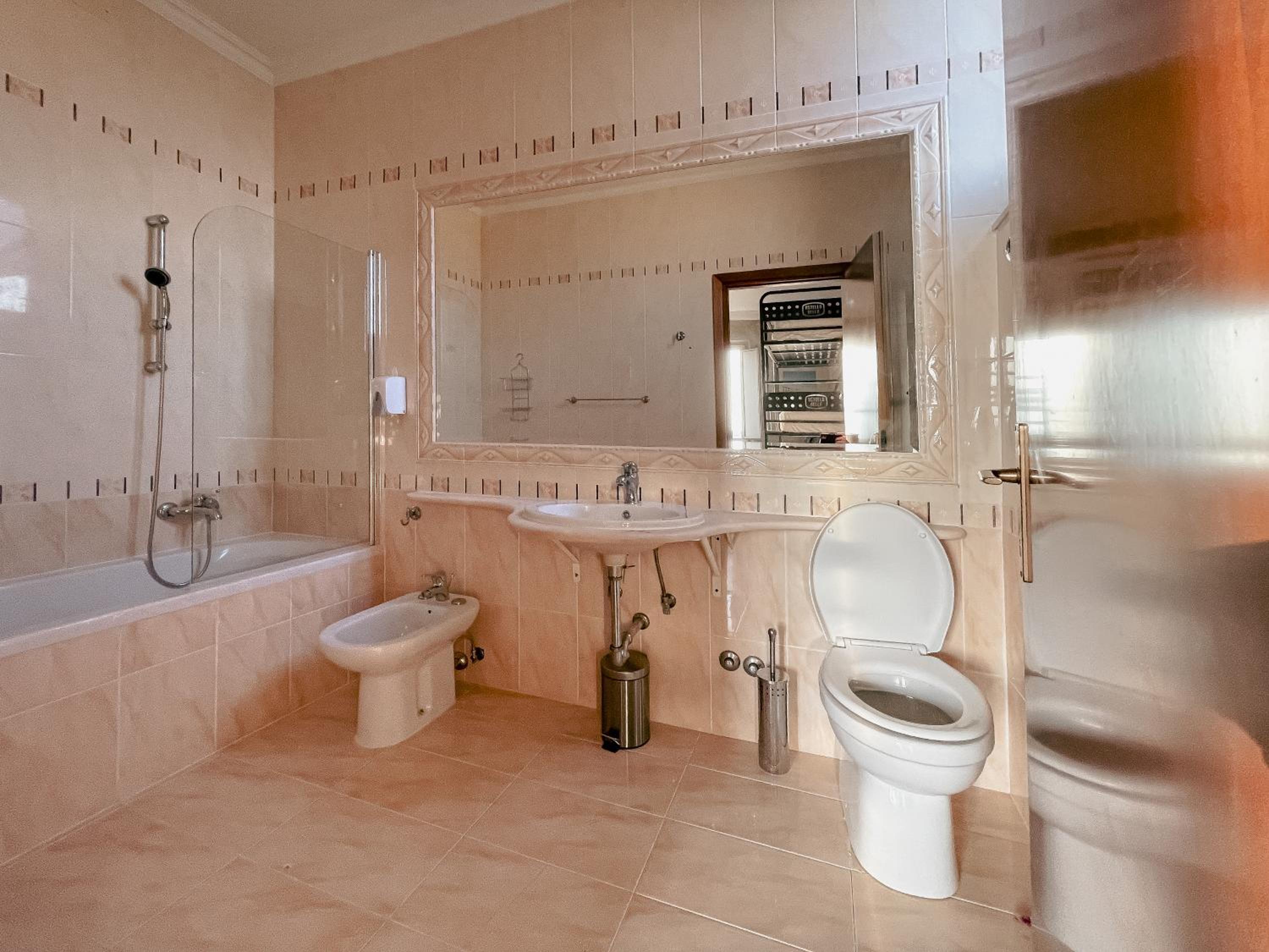 Family Room with Private Bathroom photo 2