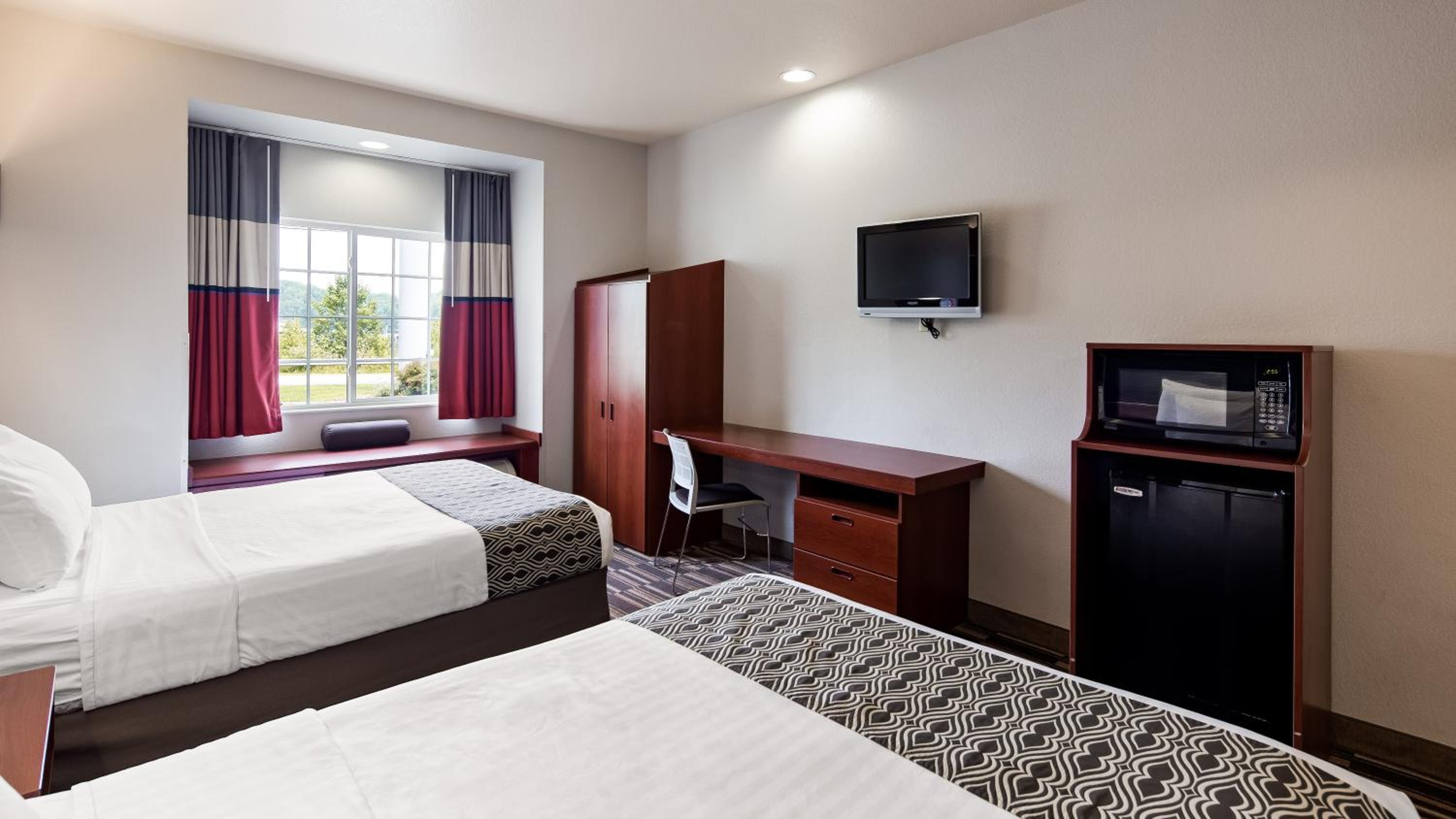 Queen Room with Two Queen Beds - Photo 12