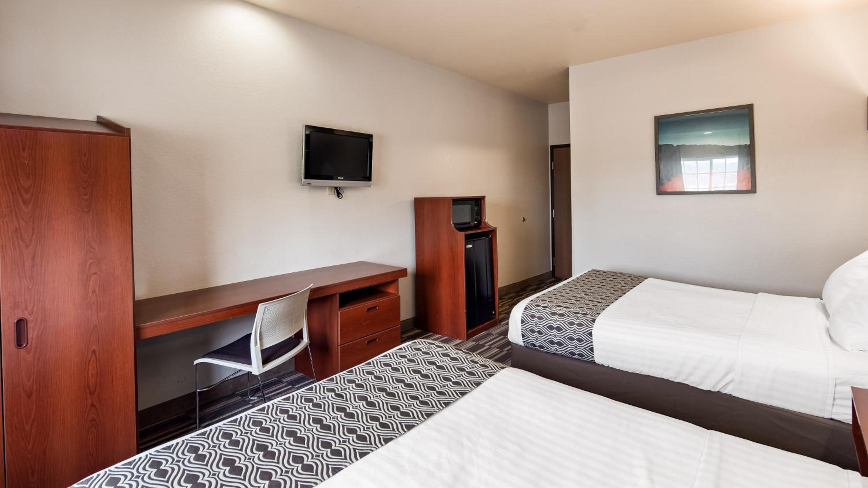 Queen Room with Two Queen Beds - Photo 11