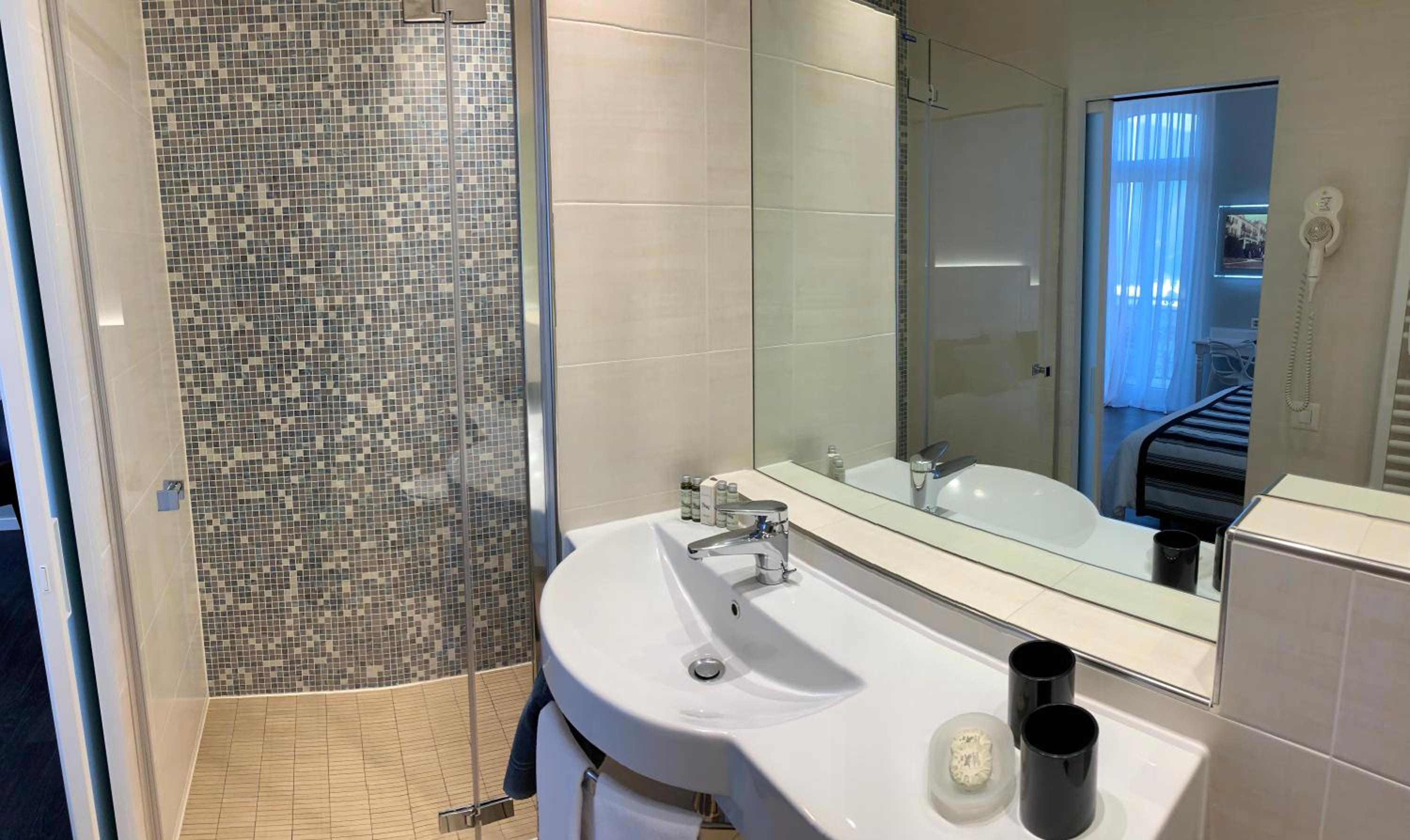 Superior Plus Twin Room with Lake View - Photo 7