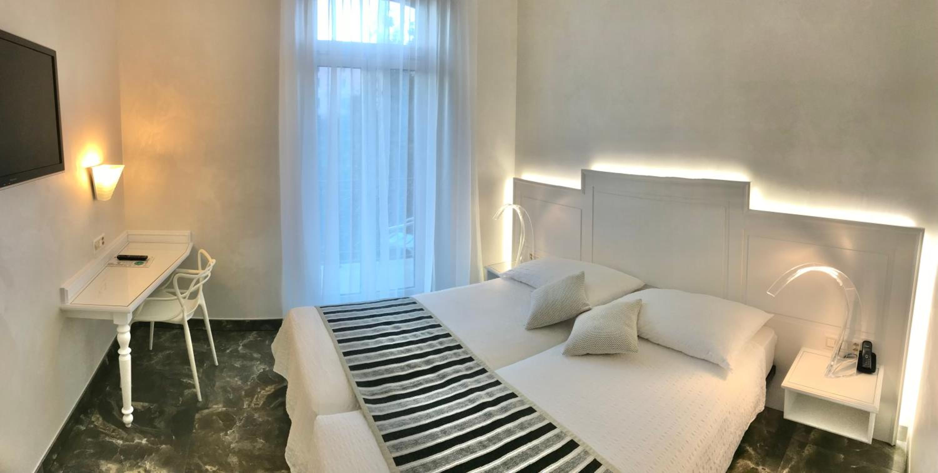 Superior Twin Room with Park View - Photo 3