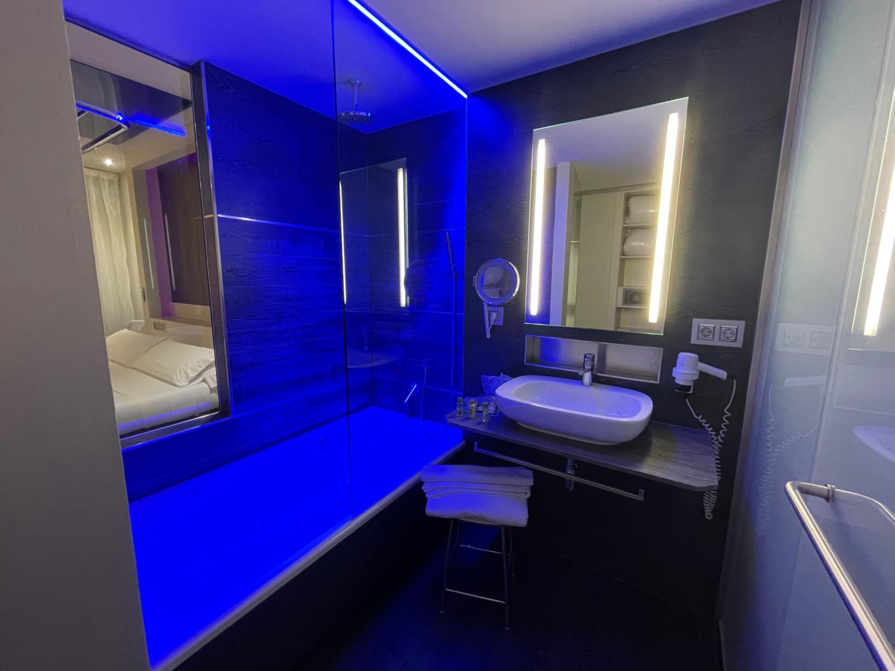 Superior Room with Bathtub - Photo 6