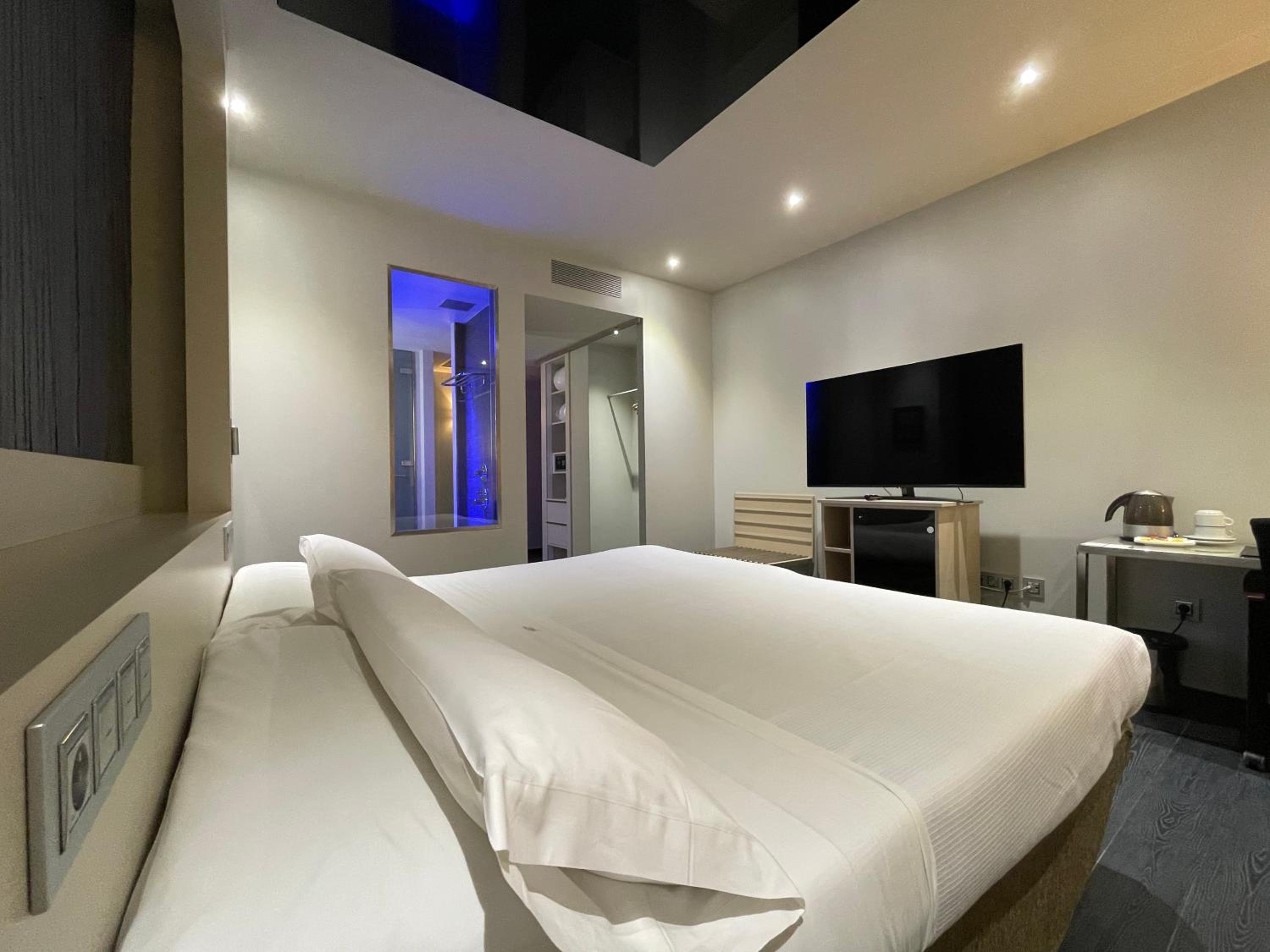 Superior Room with Bathtub - Photo 7