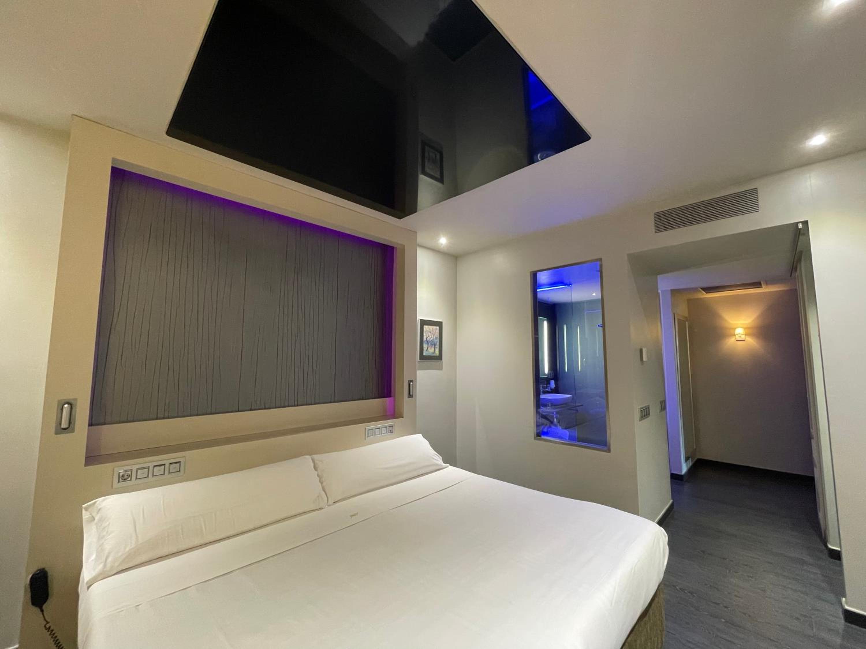 Superior Room with Bathtub - Photo 5