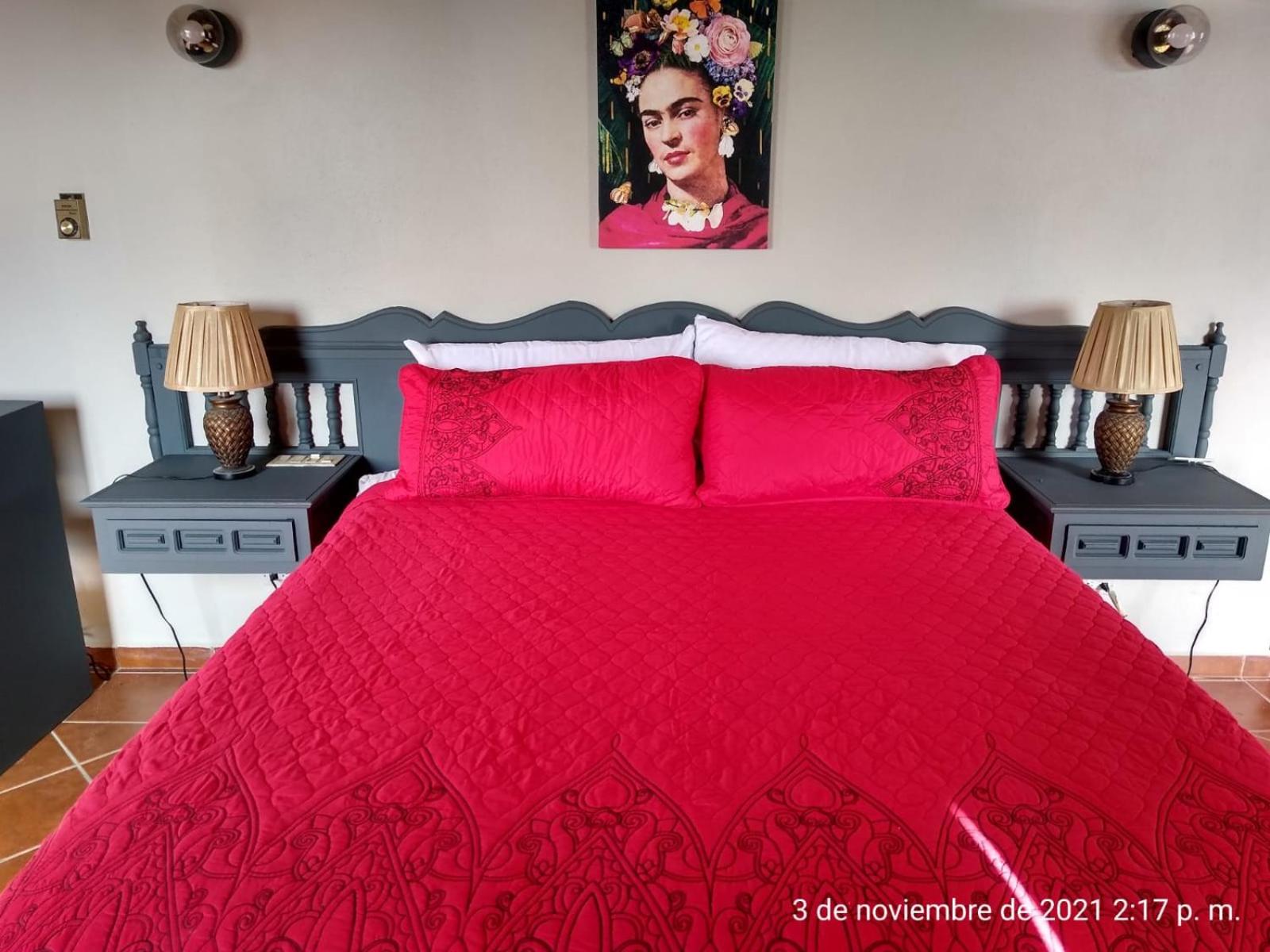 Standard Queen Room - Photo 7