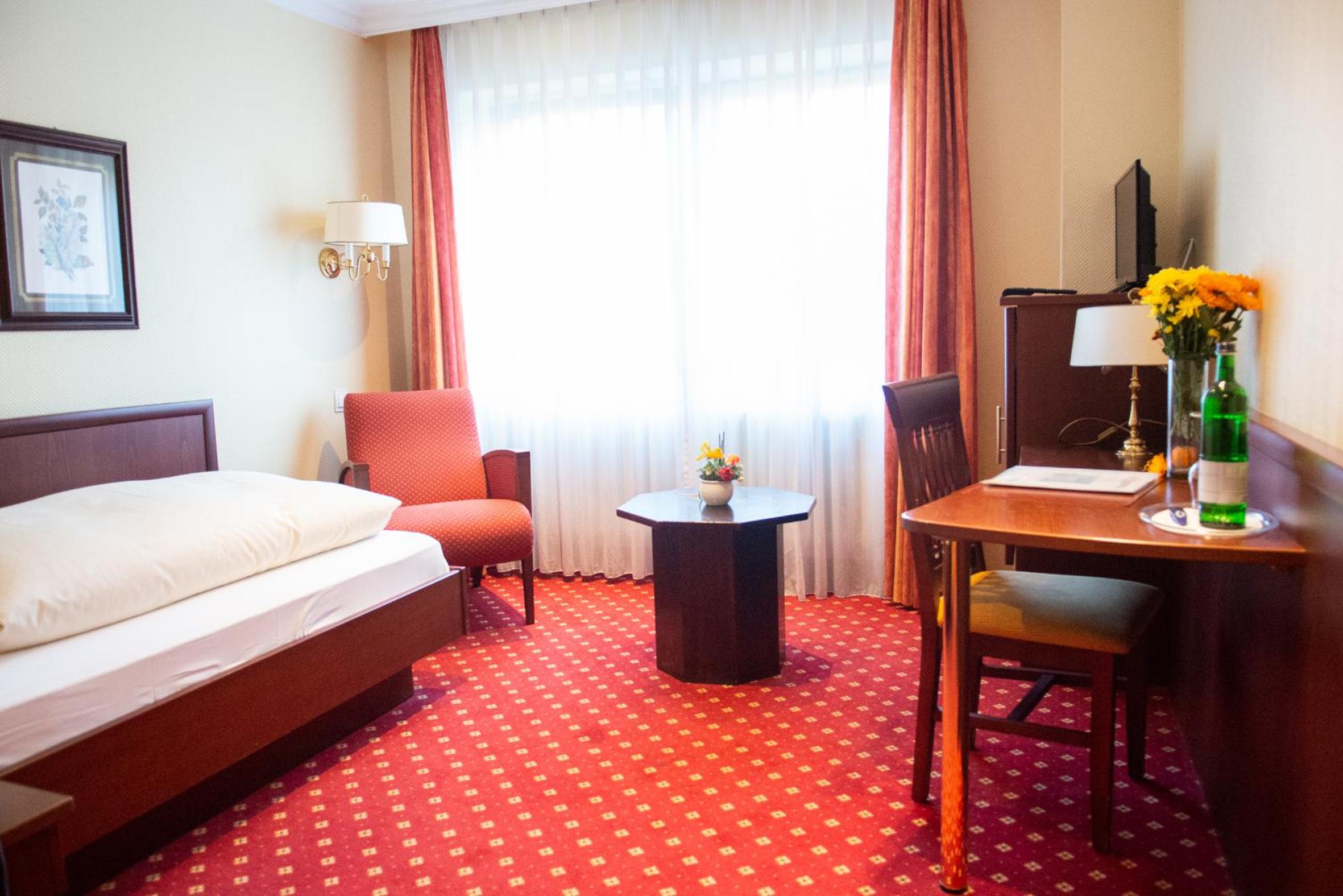 Comfort Single Room In Nighbouring Building