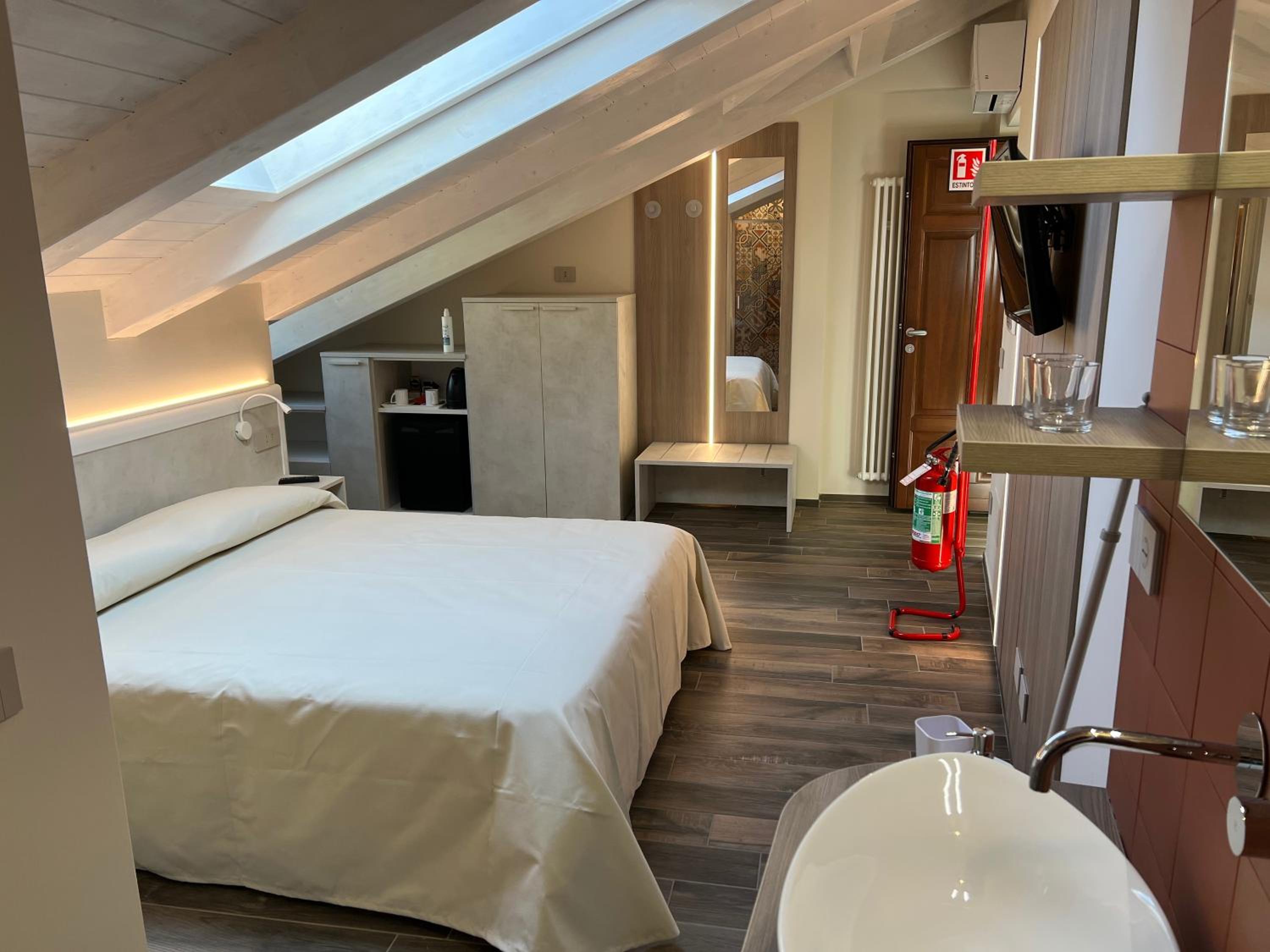 Large Double Room - Photo 3