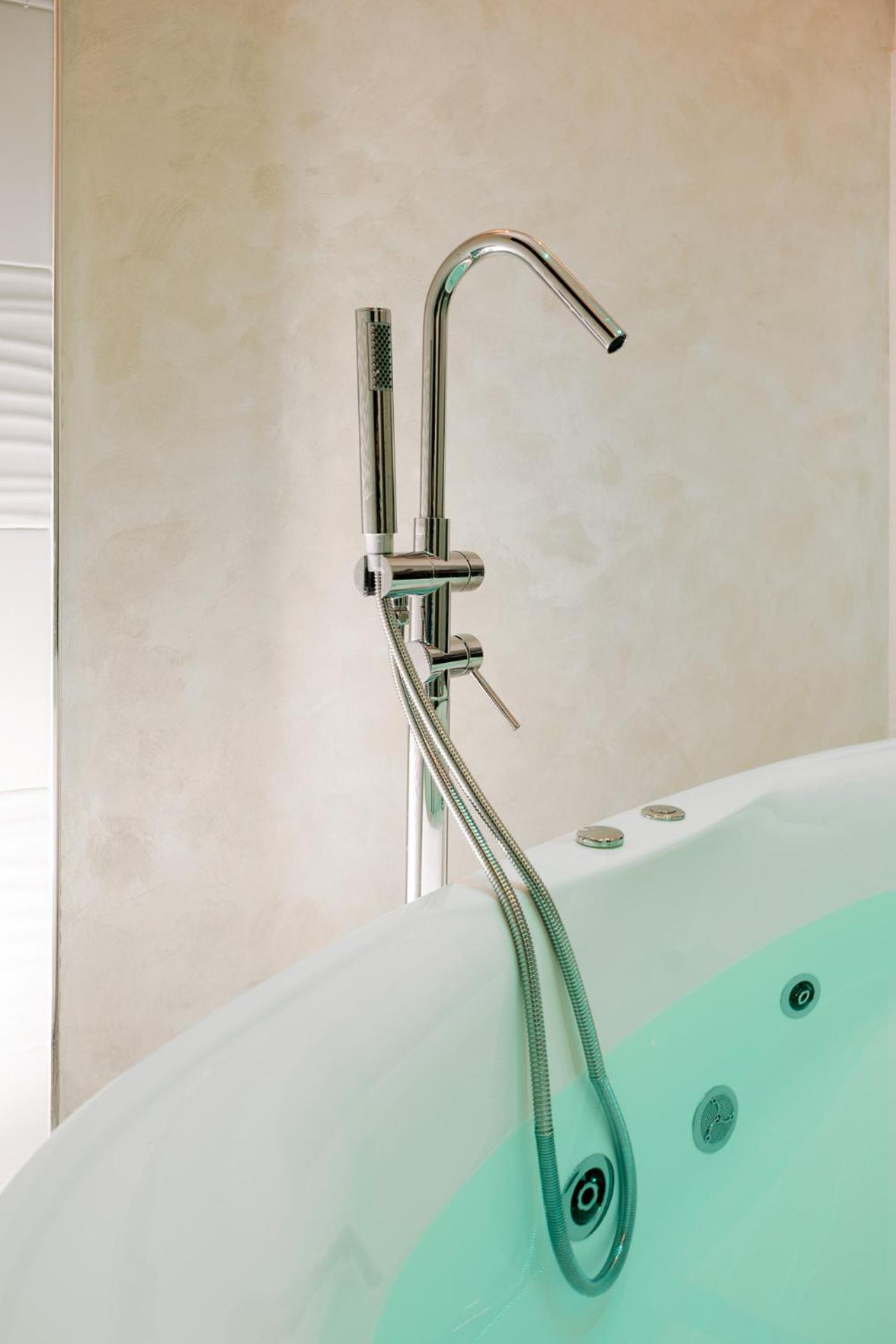 Junior Suite with jacuzzi - Photo 9