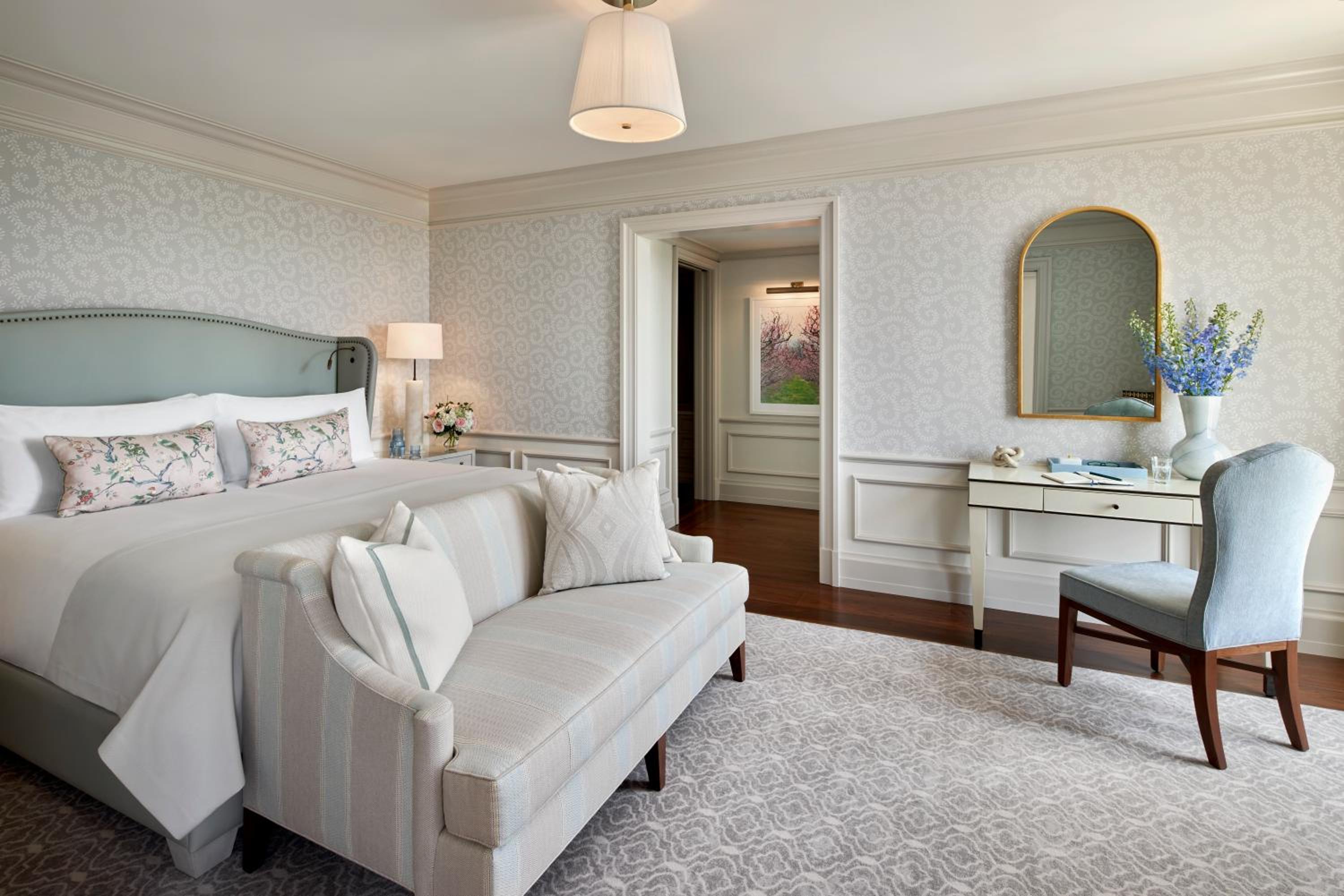 Suite - Photo 1
