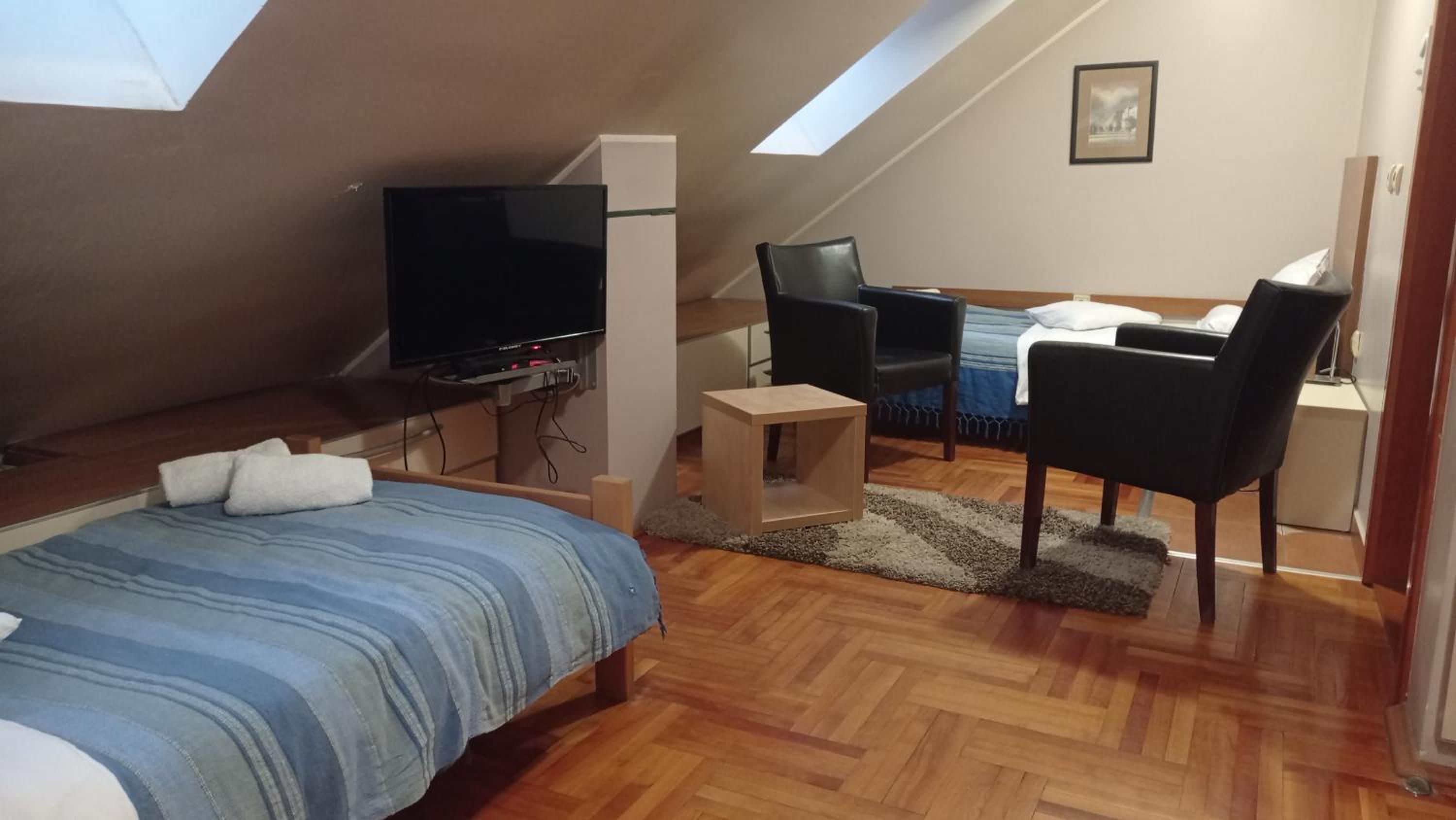 Twin Room - Photo 3