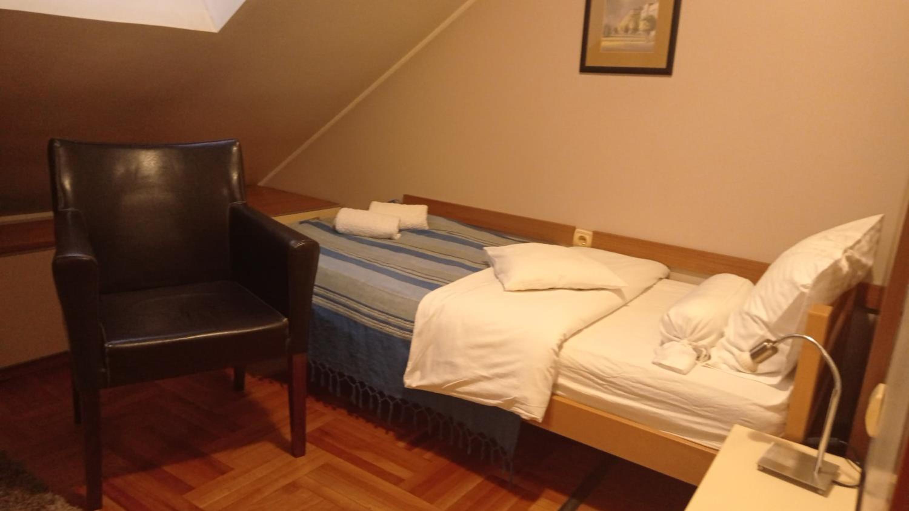 Twin Room - Photo 2