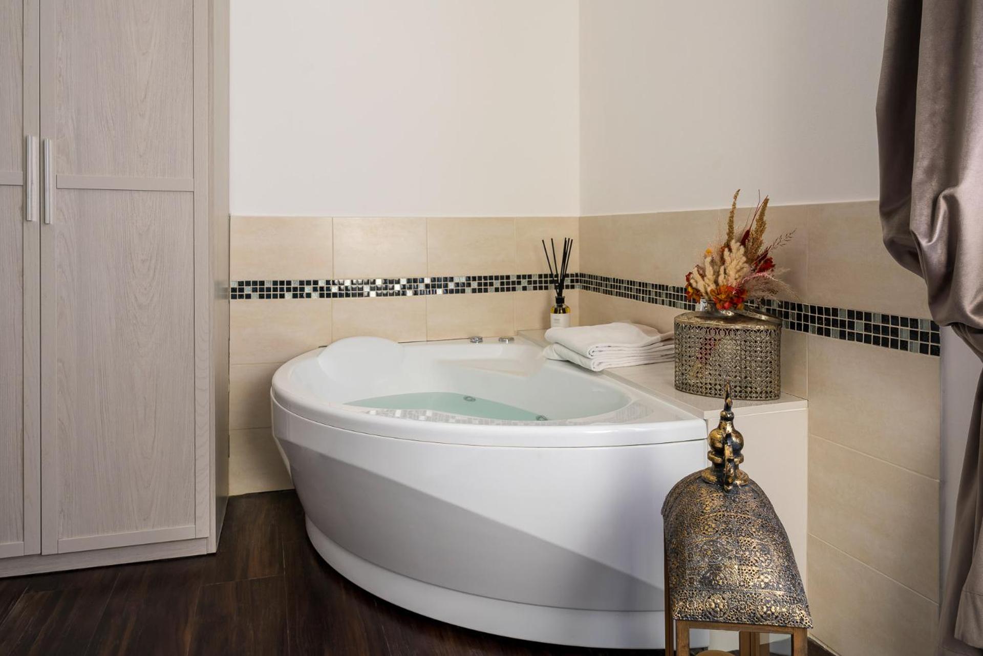 Executive Suite with Jacuzzi - Photo 7