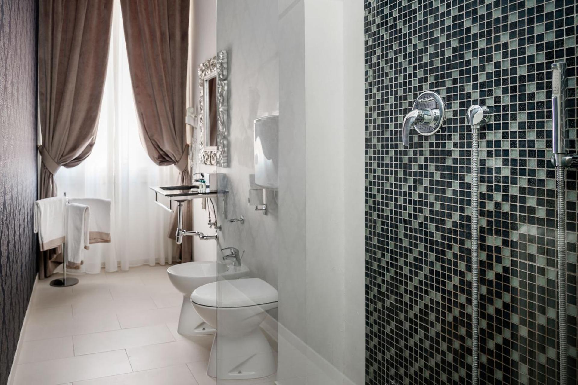 Executive Suite with Jacuzzi - Photo 9