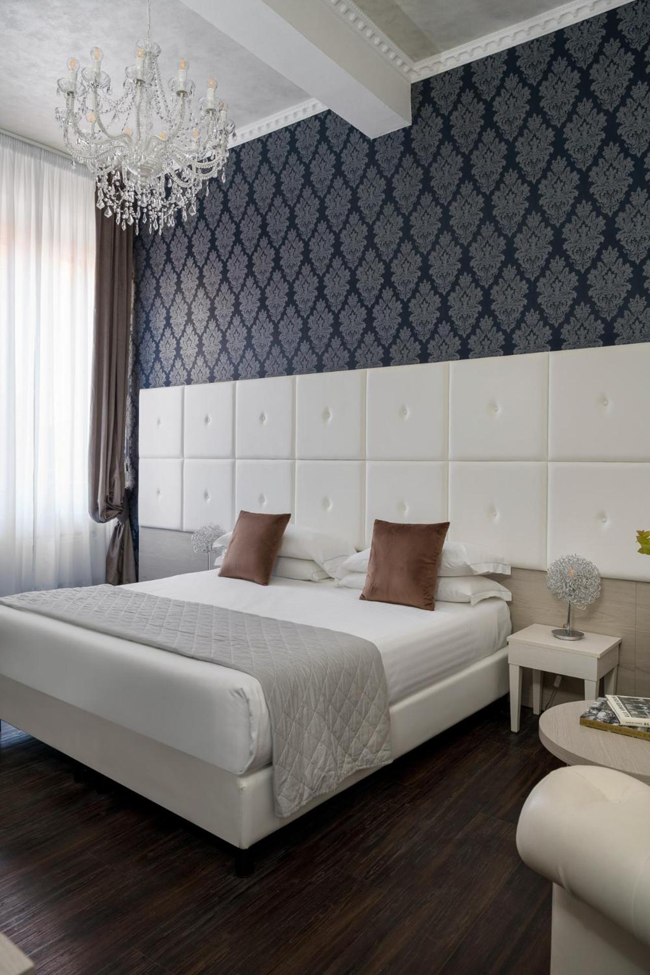 Executive Suite with Jacuzzi - Photo 1