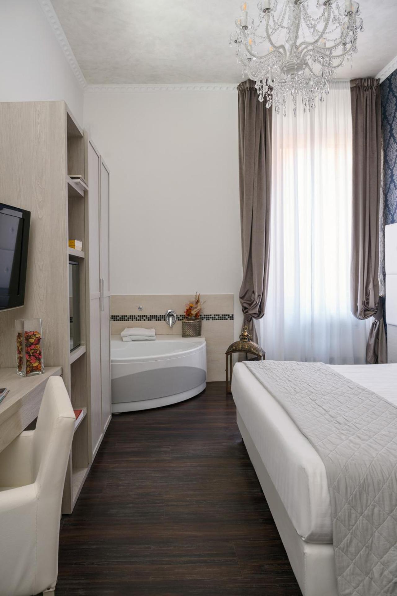 Executive Suite with Jacuzzi - Photo 4