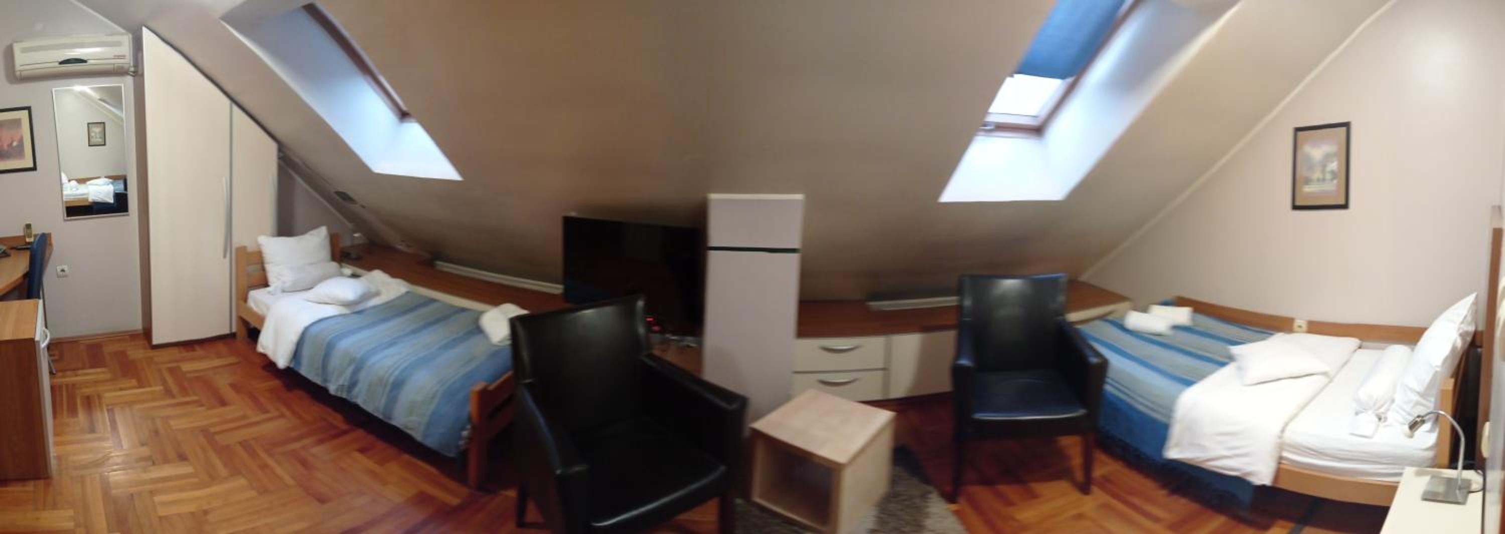 Twin Room - Photo 8