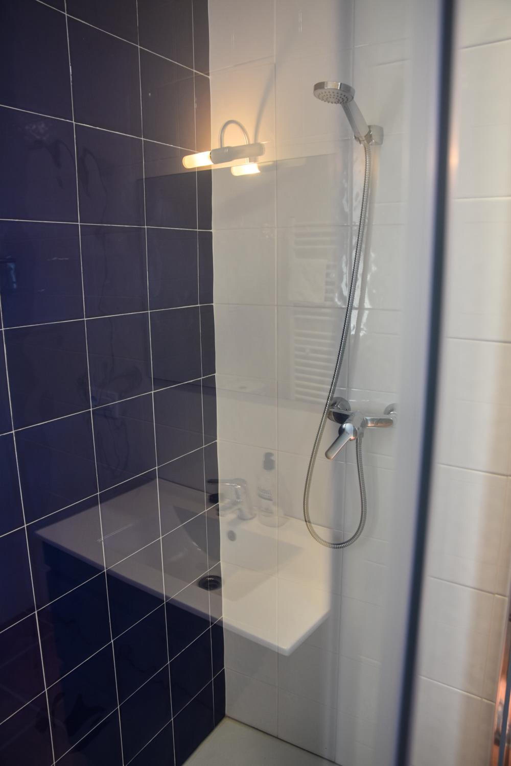 Twin Room - Photo 25