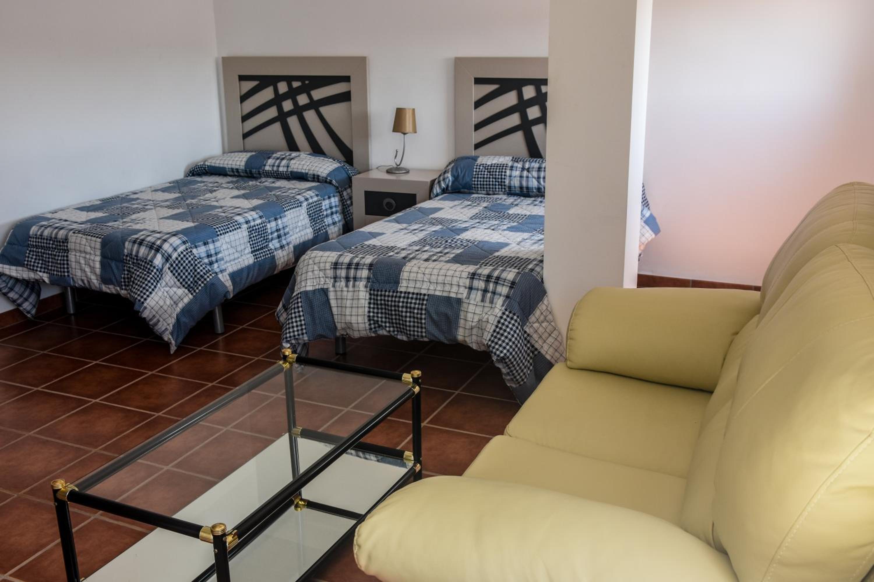 Twin Room - Photo 15