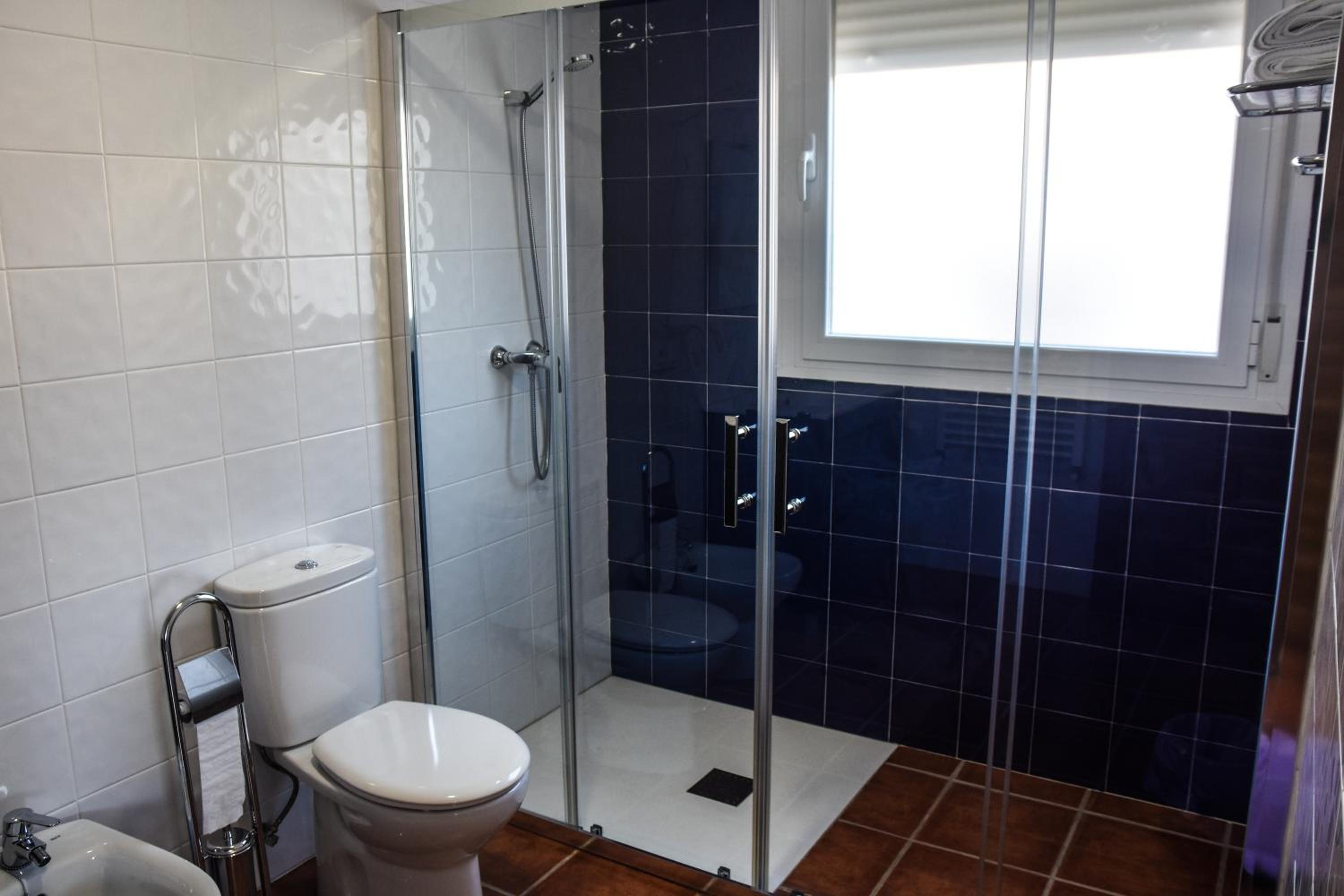 Double Room with Private Bathroom - Photo 5