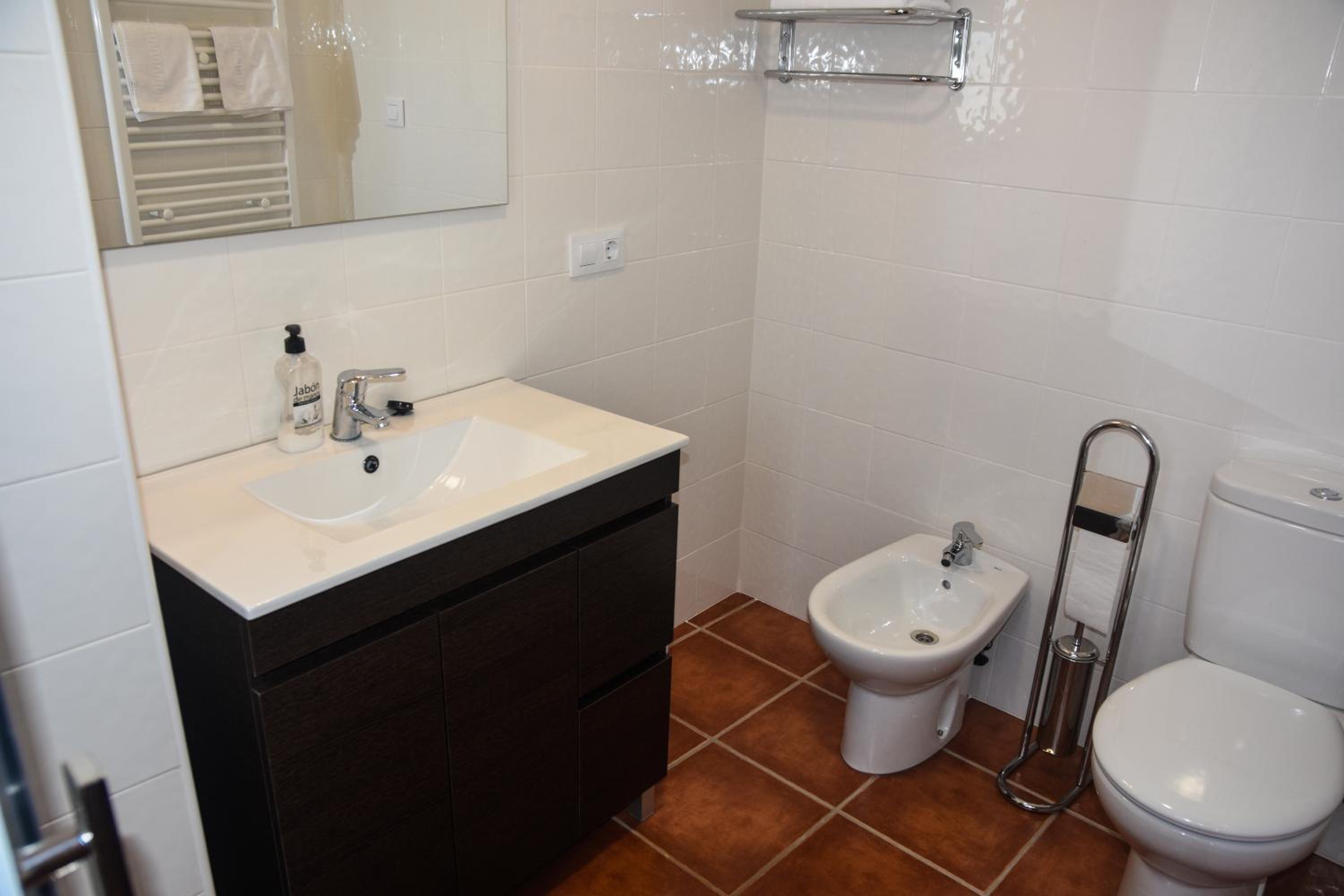 Twin Room - Photo 12
