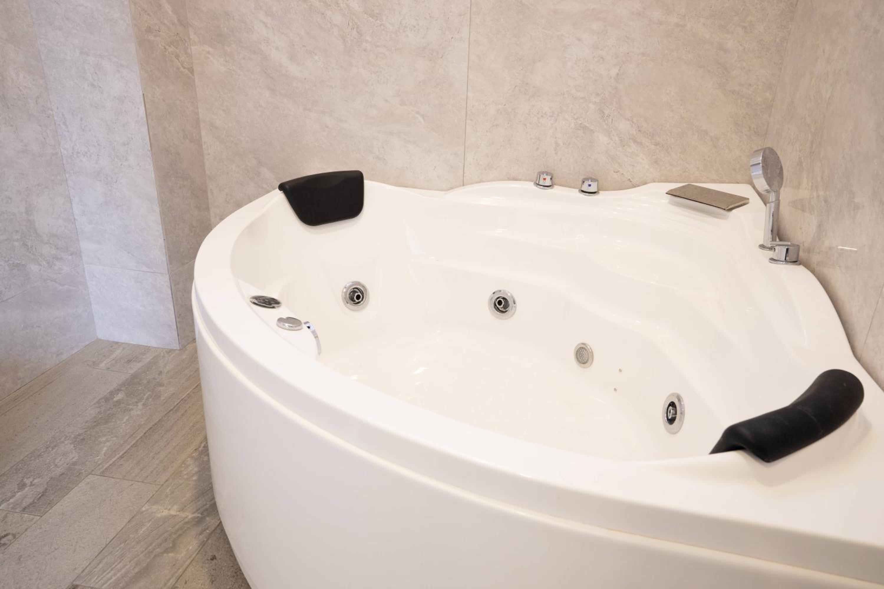 Studio With Spa Bath photo 3