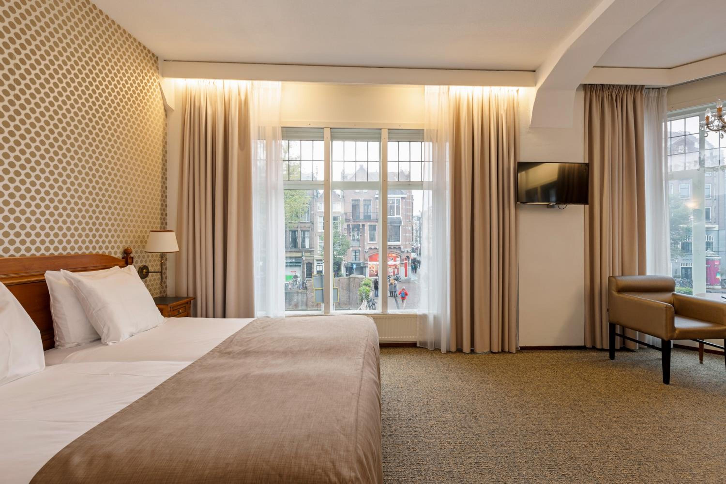Junior Suite Canal View thumbnail 5